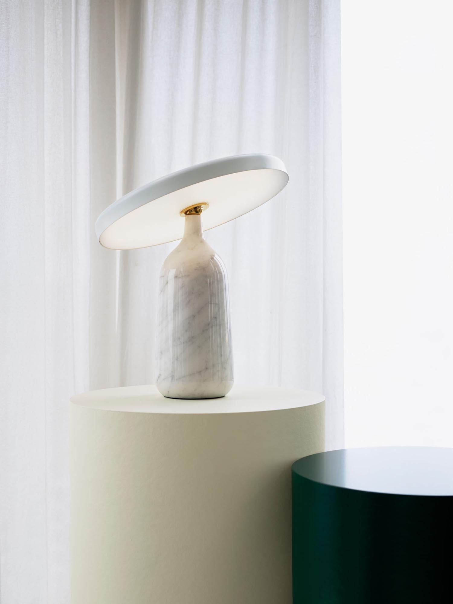 Eddy Tischlampe: Zeitloses Design trifft auf moderne Funktionalität.