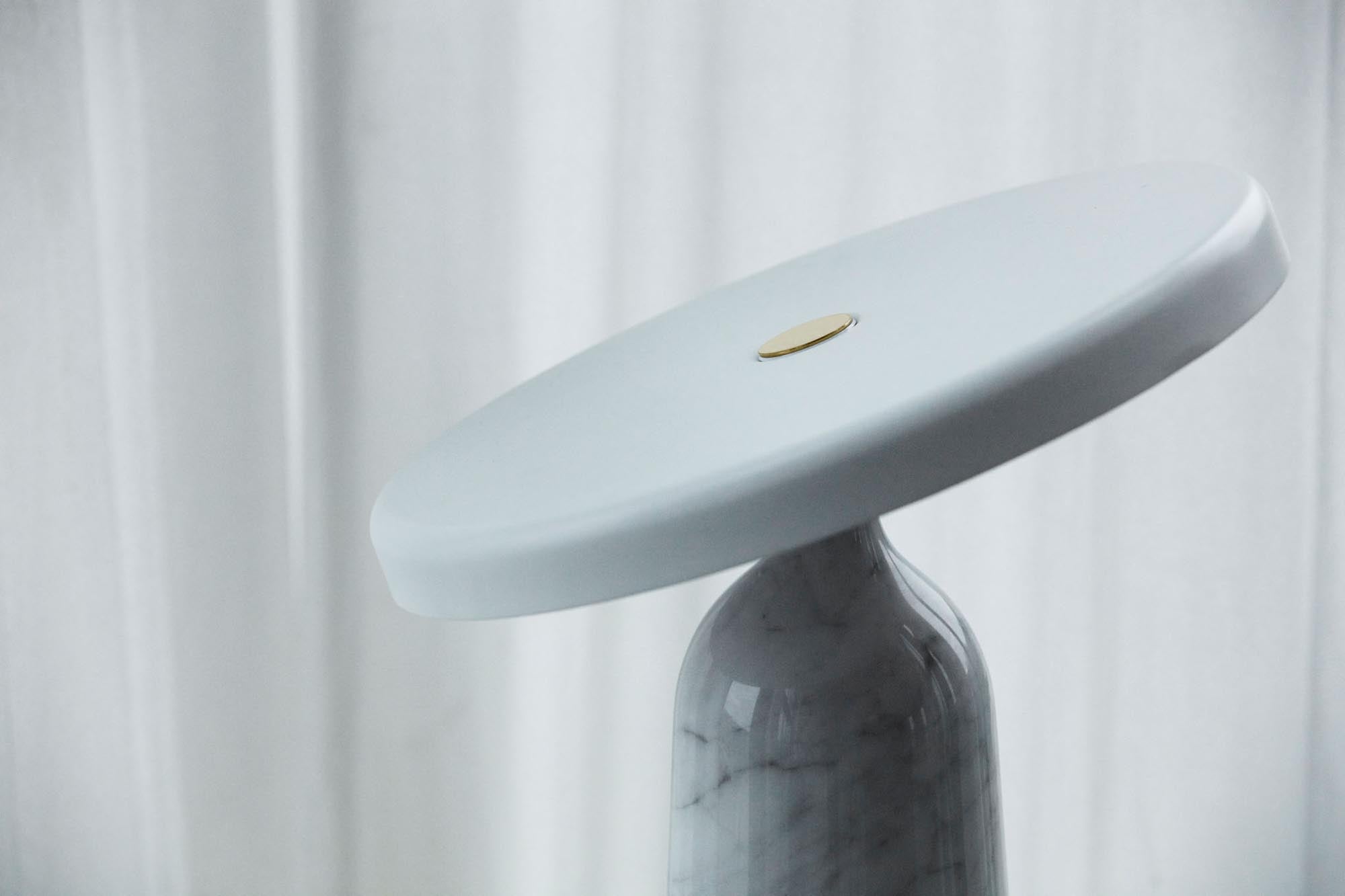 Eddy Tischlampe: Zeitloses Design trifft auf moderne Funktionalität.