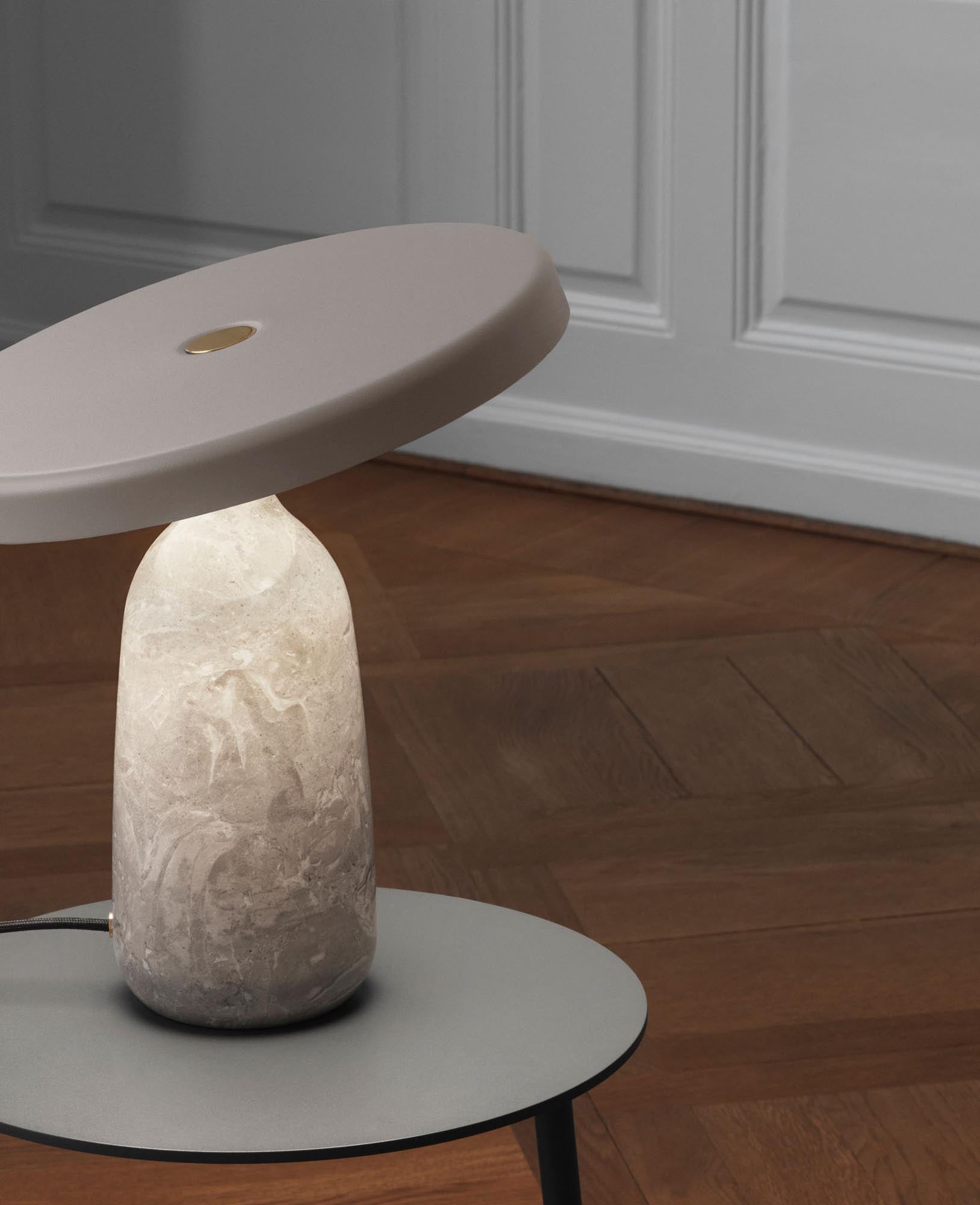 Eddy Tischlampe: Zeitlose Beleuchtung mit skulpturalem Charme.