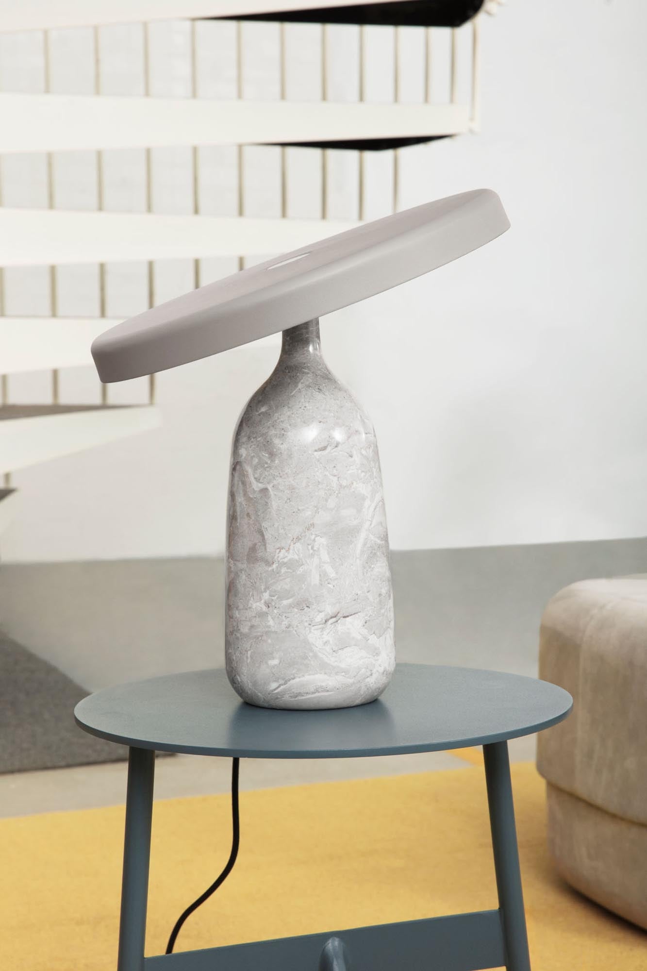 Eddy Tischlampe: Zeitlose Beleuchtung mit skulpturalem Charme.