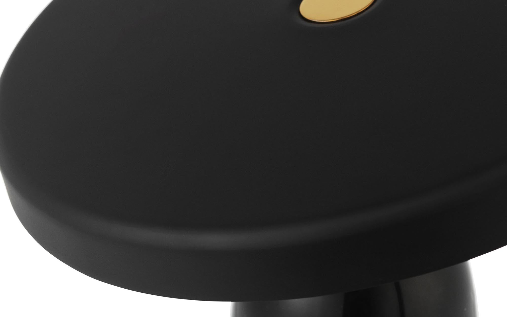 Eddy Tischlampe EU von Normann Copenhagen: Elegante Tischleuchte aus Marmor und Stahl, die sanftes Licht und stilvolles Design vereint.