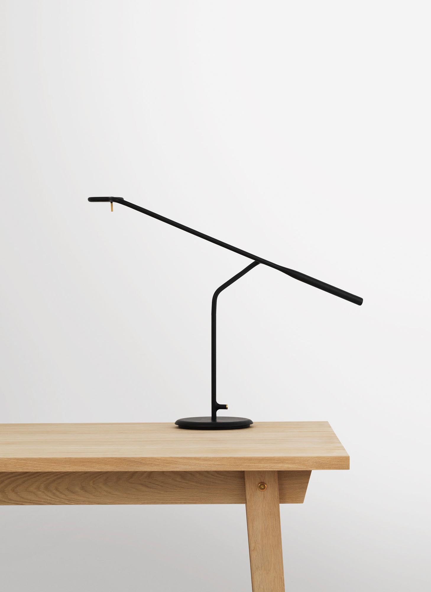 Entdecken Sie die elegante Flow Tischleuchte EU Schwarz von Normann Copenhagen – ein stilvolles, modulares Lichtobjekt für jeden Raum.