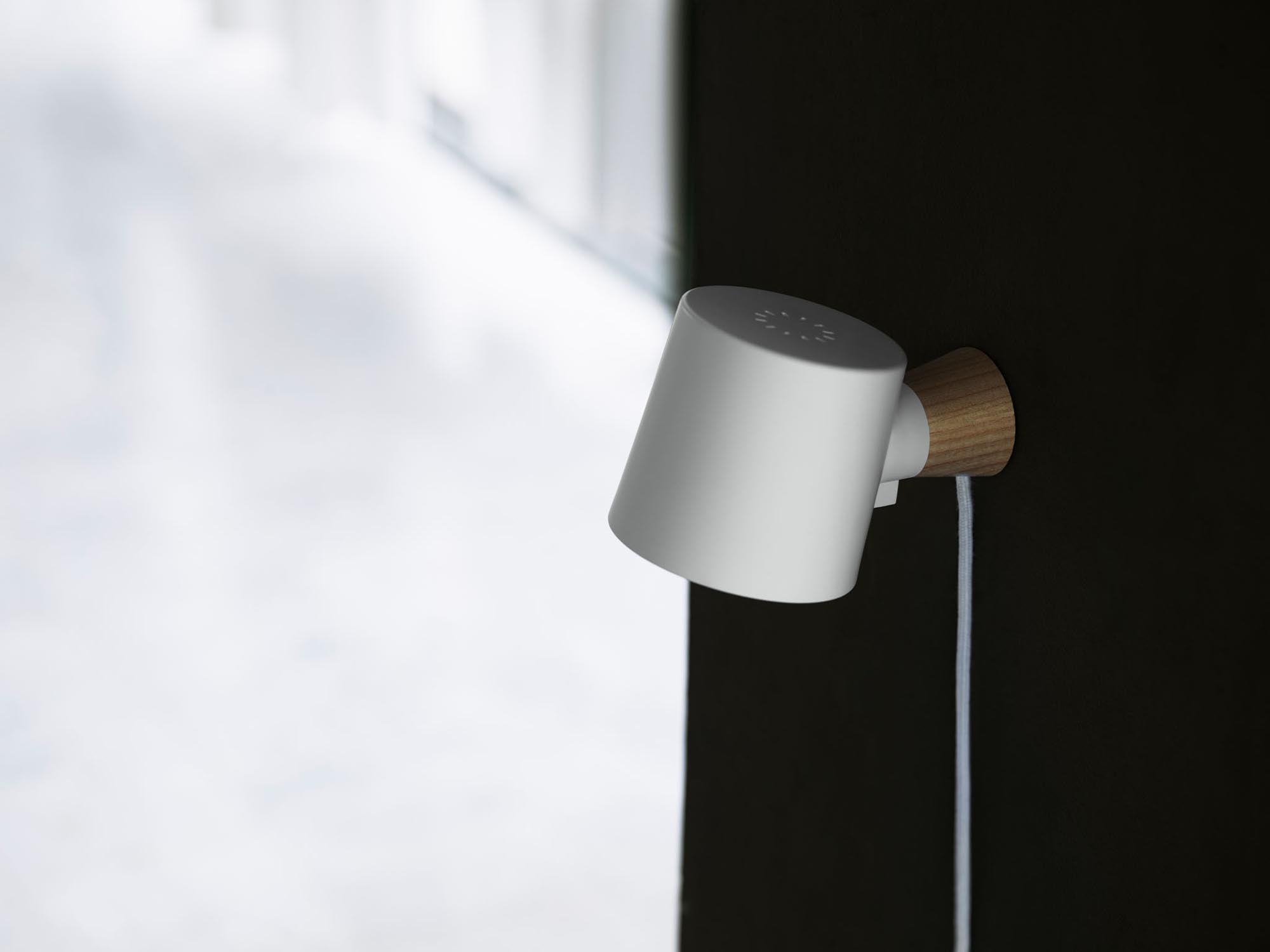 Erleben Sie die Rise Wandleuchte EU Weiß von Normann Copenhagen – minimalistisches Design trifft auf vielseitige Beleuchtung für Ihr Zuhause.