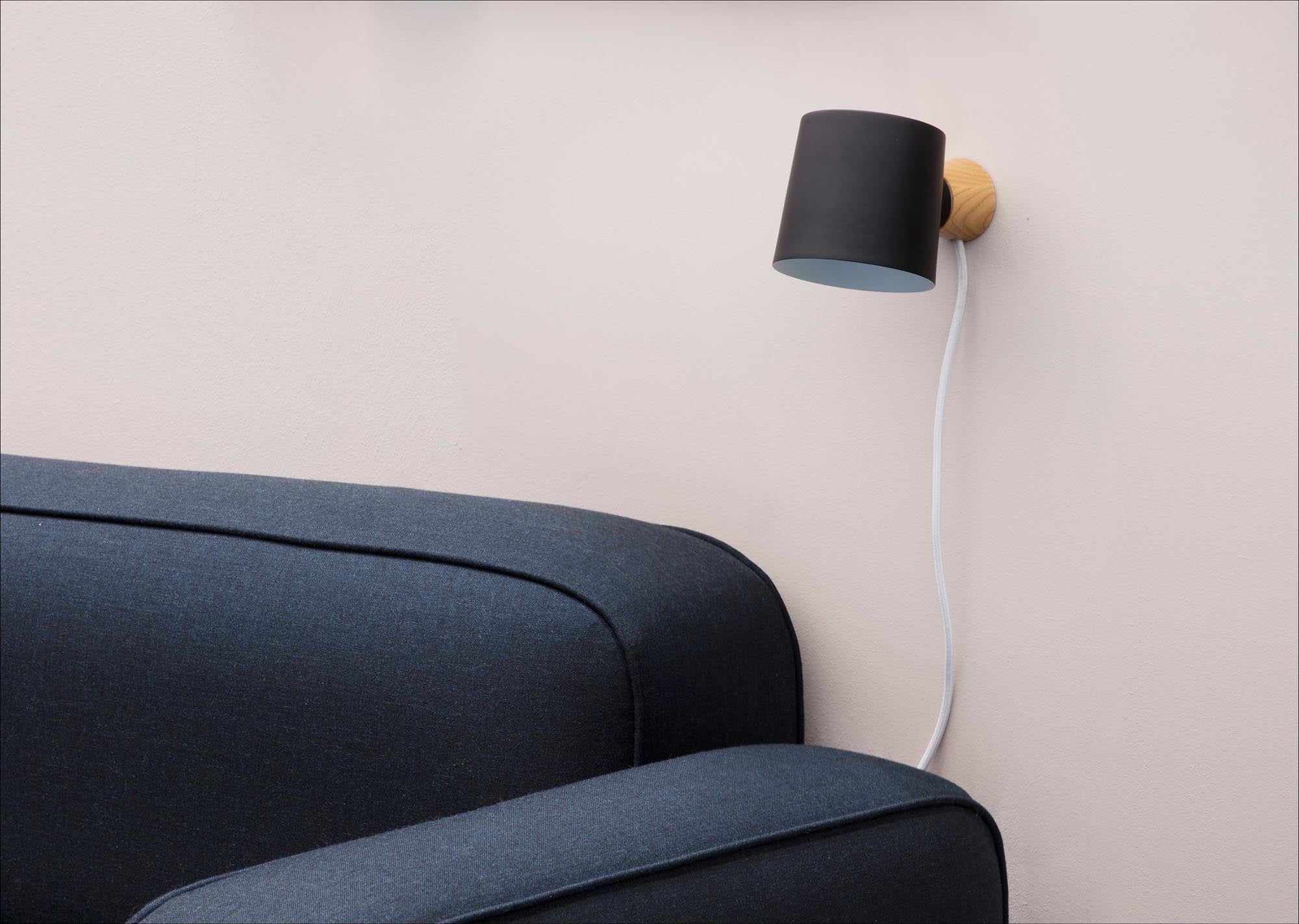 Entdecken Sie die Rise Wandleuchte EU Schwarz von Normann Copenhagen – eine stilvolle, flexible Beleuchtungslösung mit elegantem Design.