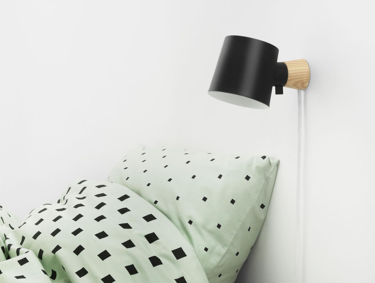 Rise Wandleuchte EU schwarz in Schwarz präsentiert im Onlineshop von KAQTU Design AG. Wandleuchte ist von Normann Copenhagen