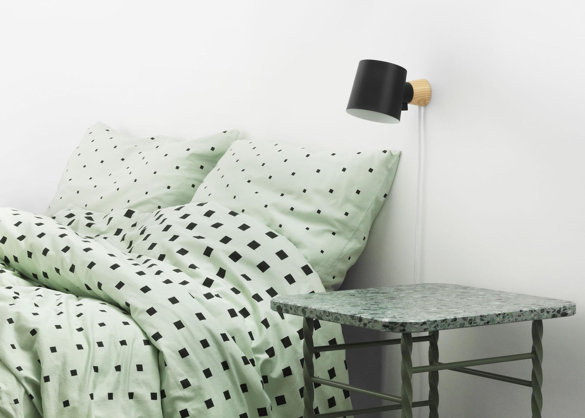 Entdecken Sie die Rise Wandleuchte EU Schwarz von Normann Copenhagen – eine elegante, flexible Beleuchtungslösung für jeden Raum.