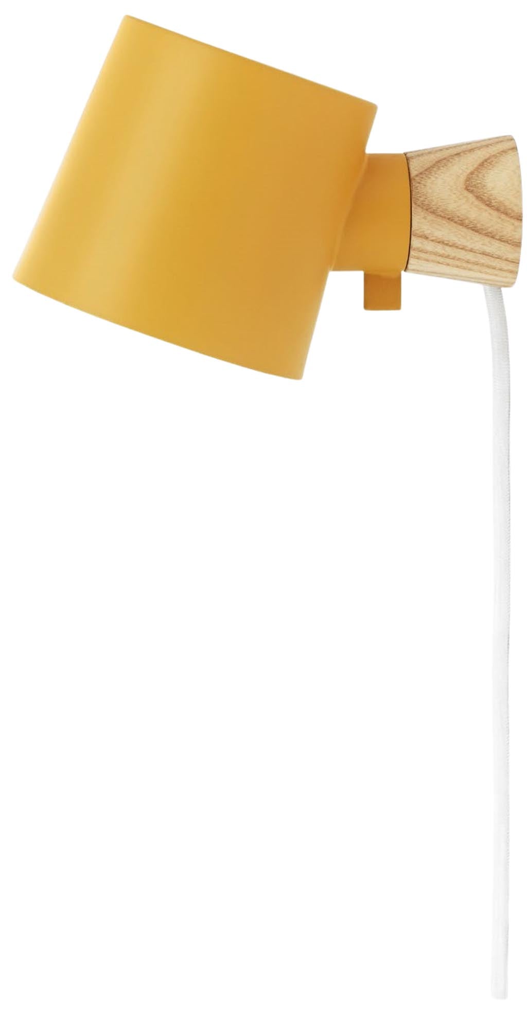 Entdecken Sie die Rise Wandleuchte EU Gelb von Normann Copenhagen – minimalistisches Design, flexible Lichtgestaltung und hochwertige Materialien für Ihr Zuhause.