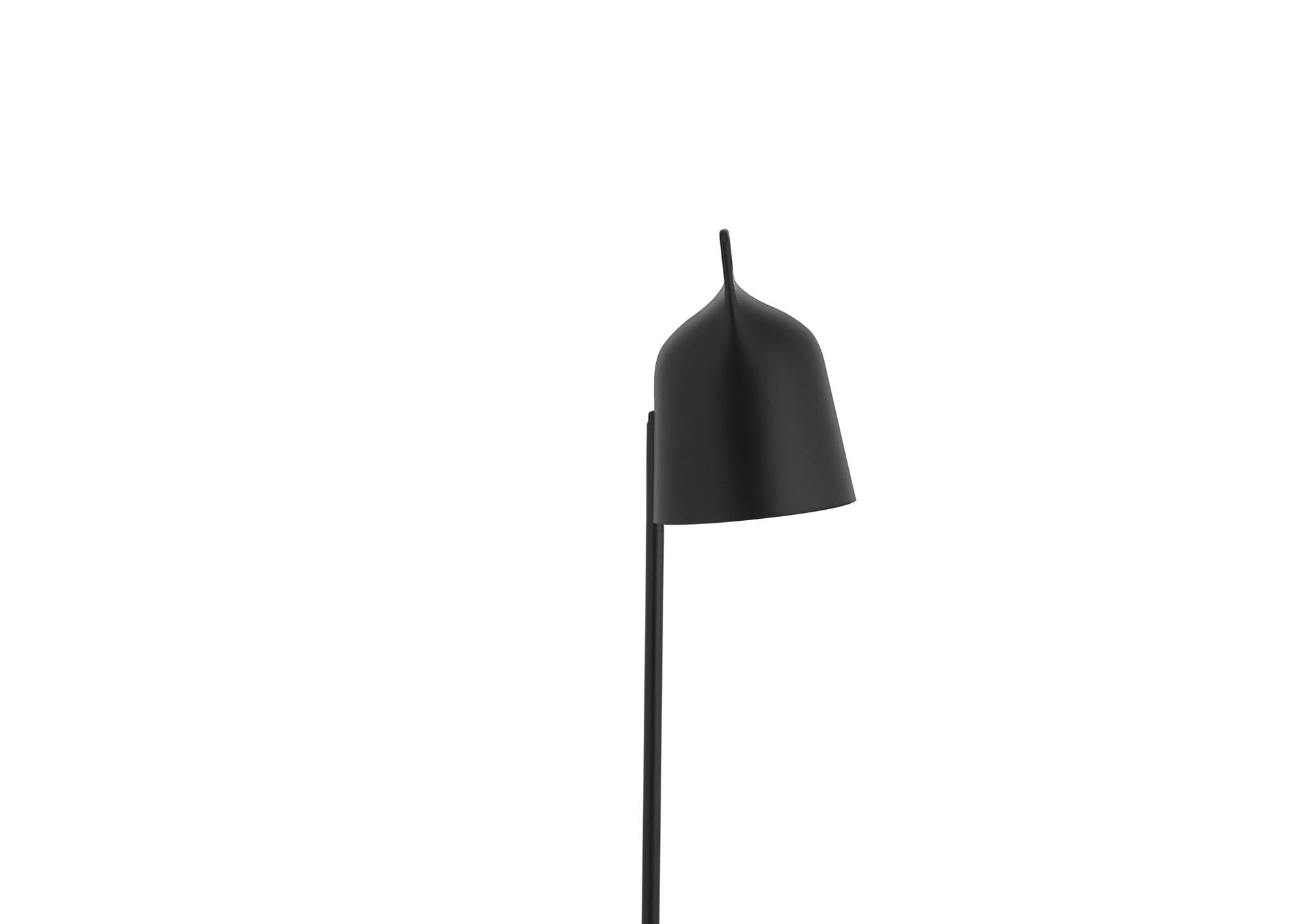 Die schwarze Stage Bodenleuchte von Normann Copenhagen vereint modernes Design und Funktionalität, ideal für stilvolle Akzente in jedem Raum.