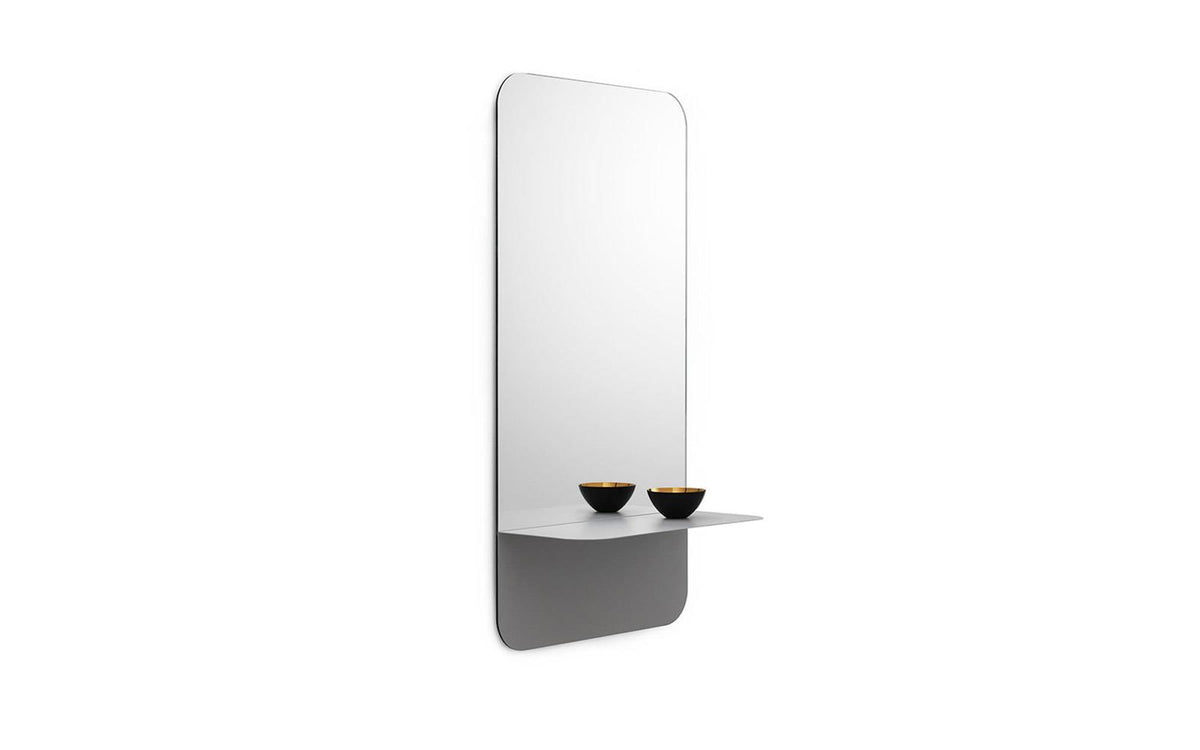 Horizon Wandspiegel Vertikal in Grau präsentiert im Onlineshop von KAQTU Design AG. Wandspiegel ist von Normann Copenhagen