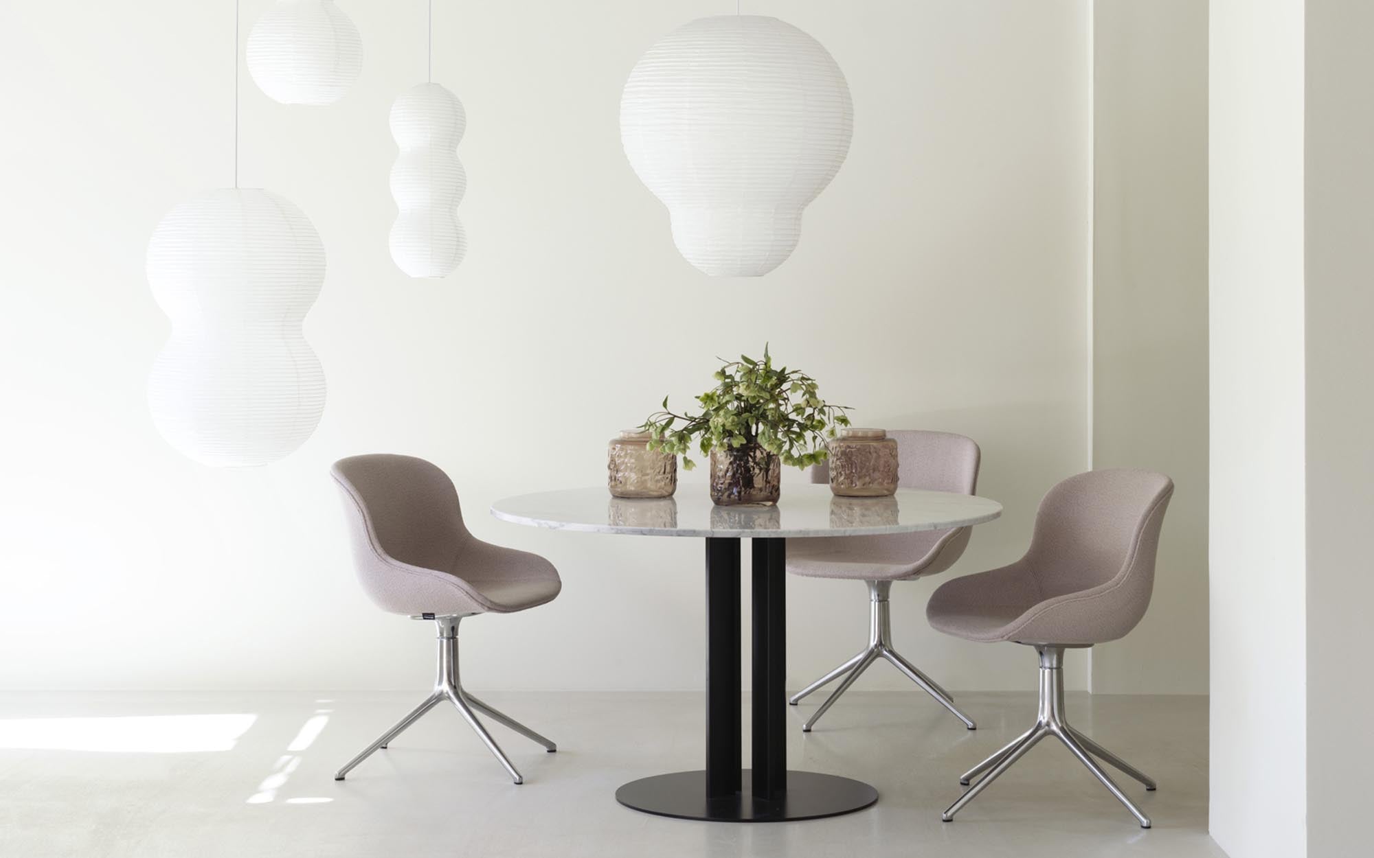 Die Puff Lampe Multitude von Normann Copenhagen kombiniert modernes, skulpturales Design mit der Leichtigkeit von Reispapier und schafft eine einladende Atmosphäre.
