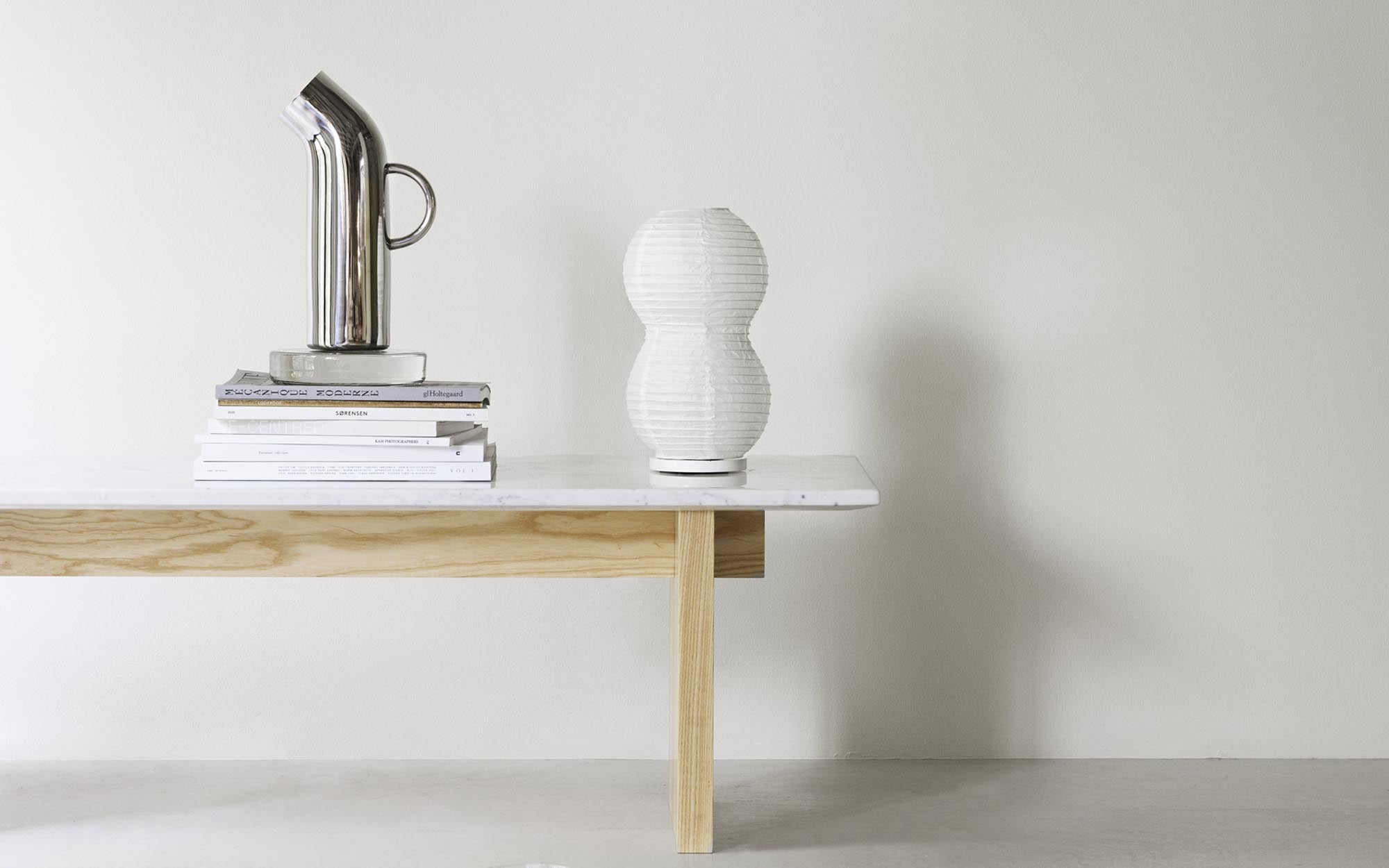 Die Puff Tischleuchte von Normann Copenhagen vereint modernes Design mit Funktionalität, aus Reispapier und Stahl.