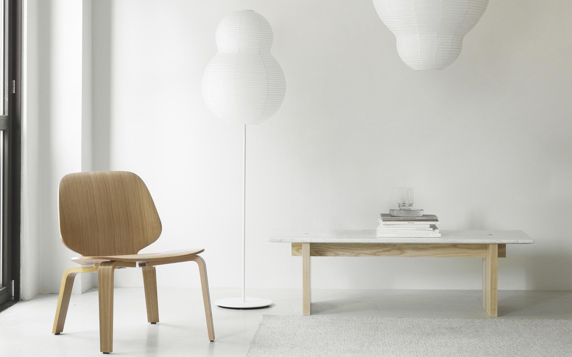 Elegante Puff Stehleuchte von Normann Copenhagen für stilvolle Räume.