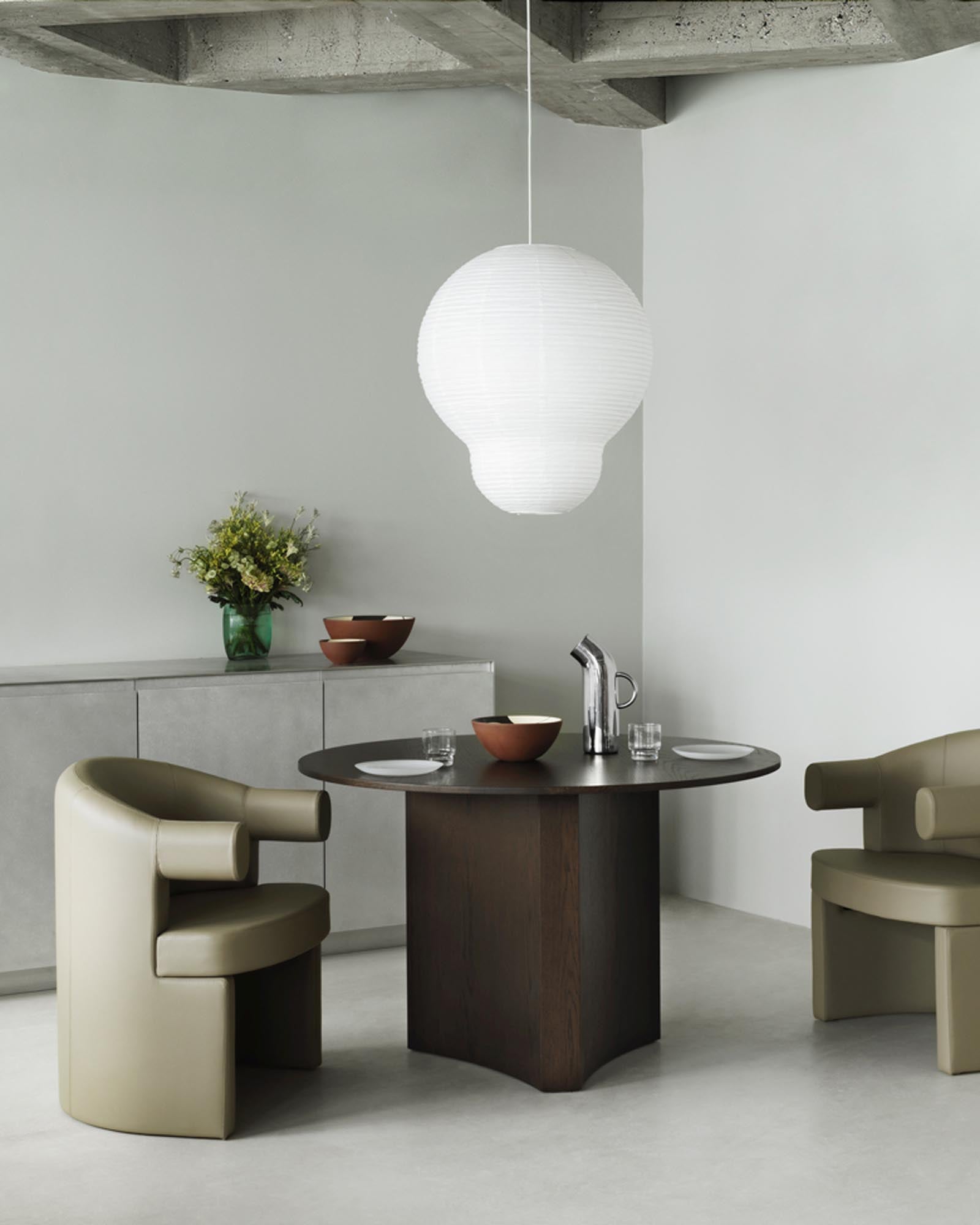 Der stilvolle Blue Tisch von Normann Copenhagen vereint modernes Design mit edlem Eichenholz für ein zeitloses Ambiente.