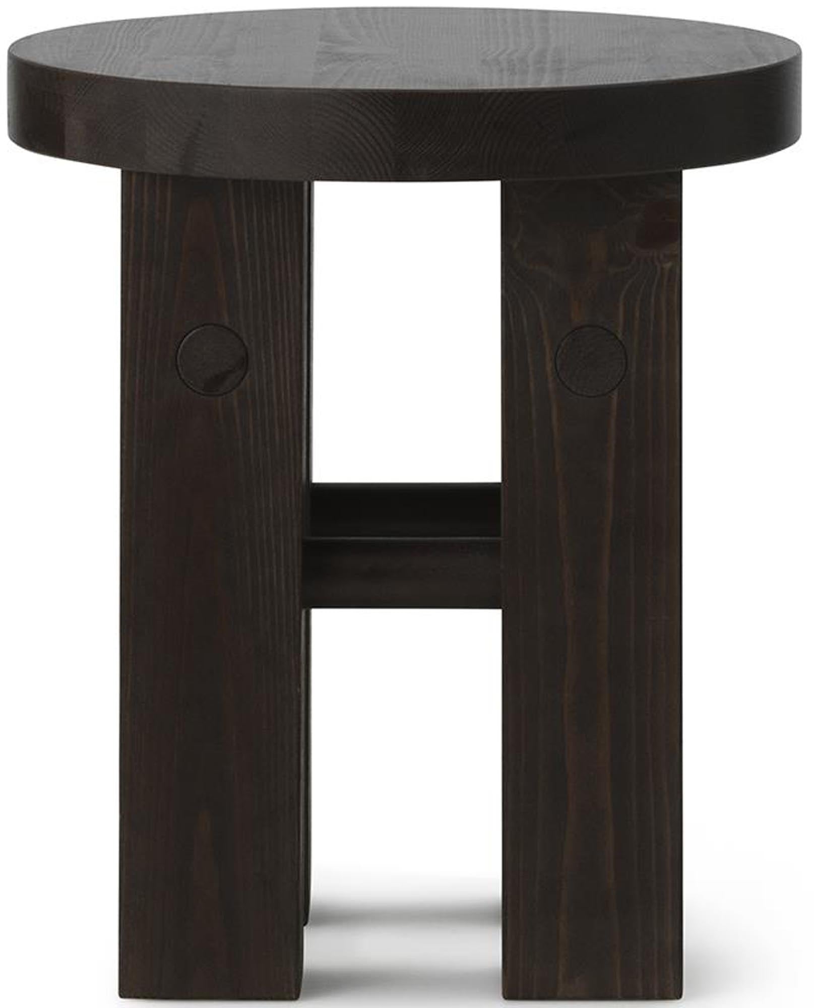 Fyr Hocker von Normann Copenhagen: Minimalistisches Kiefernholz-Design, vielseitig einsetzbar und nachhaltig gefertigt. Ideal für jedes Zuhause!