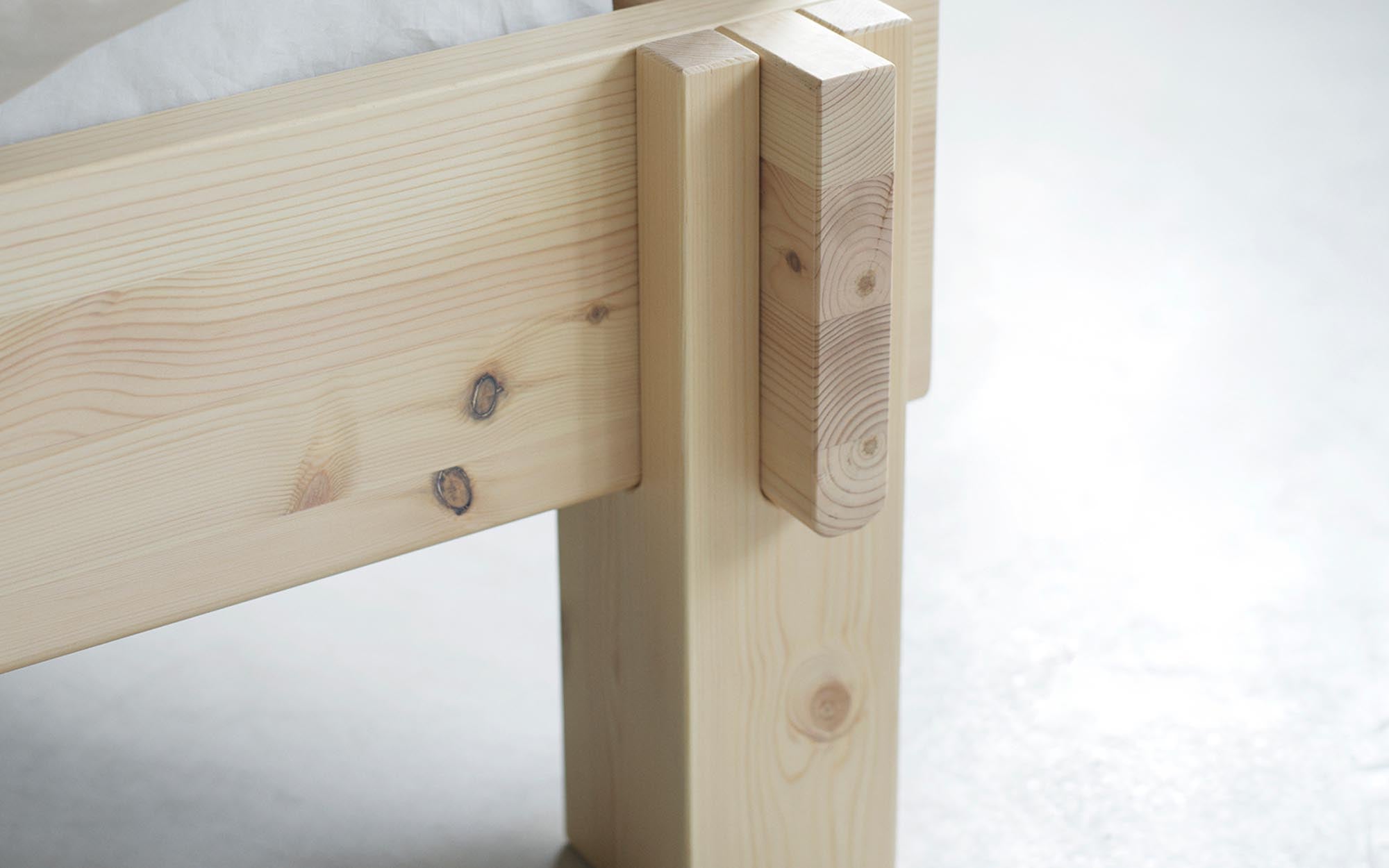 Stilvolles Bettgestell aus Kiefernholz, langlebig und modern.