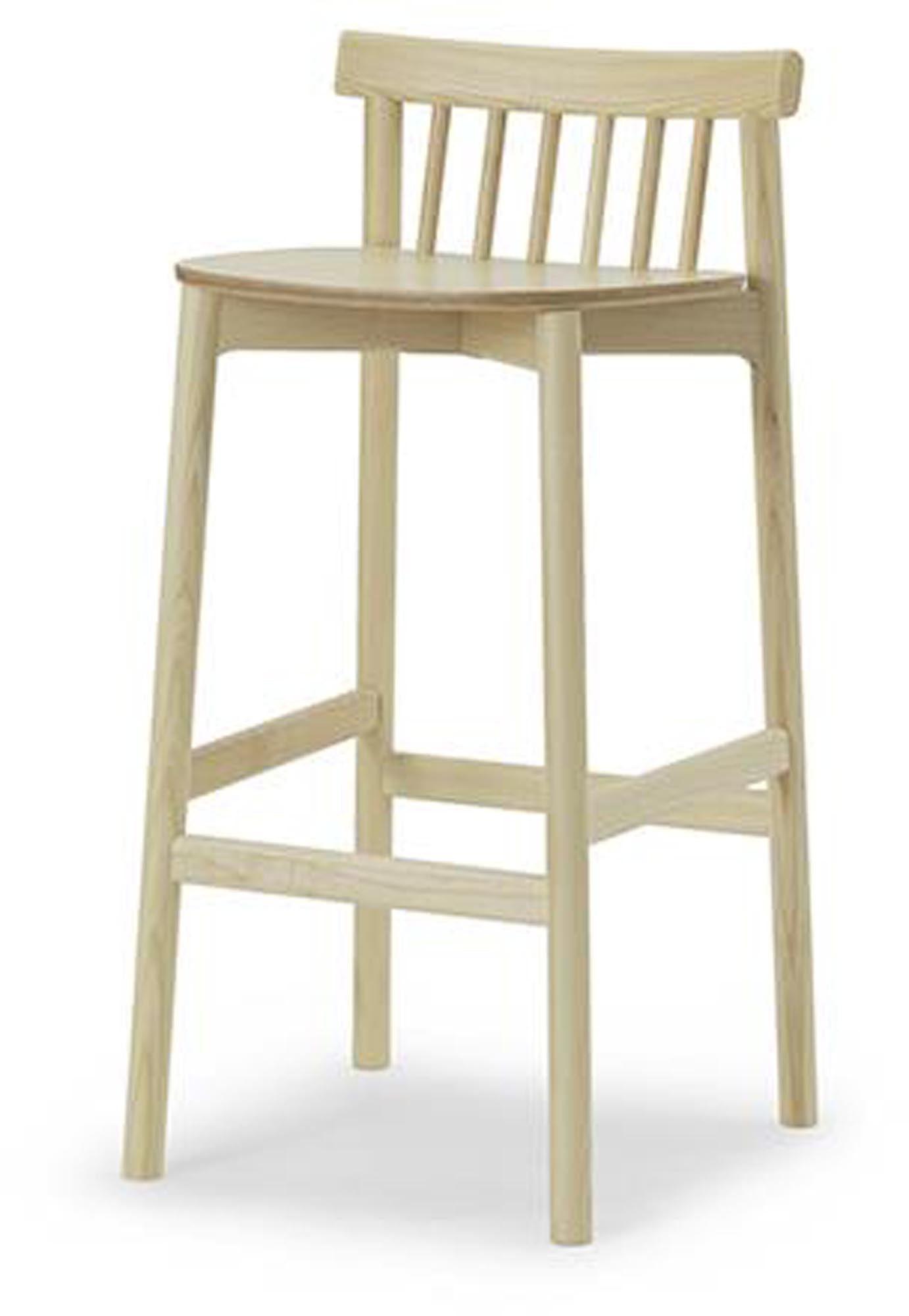 Pind Barhocker von Normann Copenhagen: Zeitloses Design aus Eschenholz, ideal für moderne Küchen und Esszimmer. Stil und Komfort vereint.
