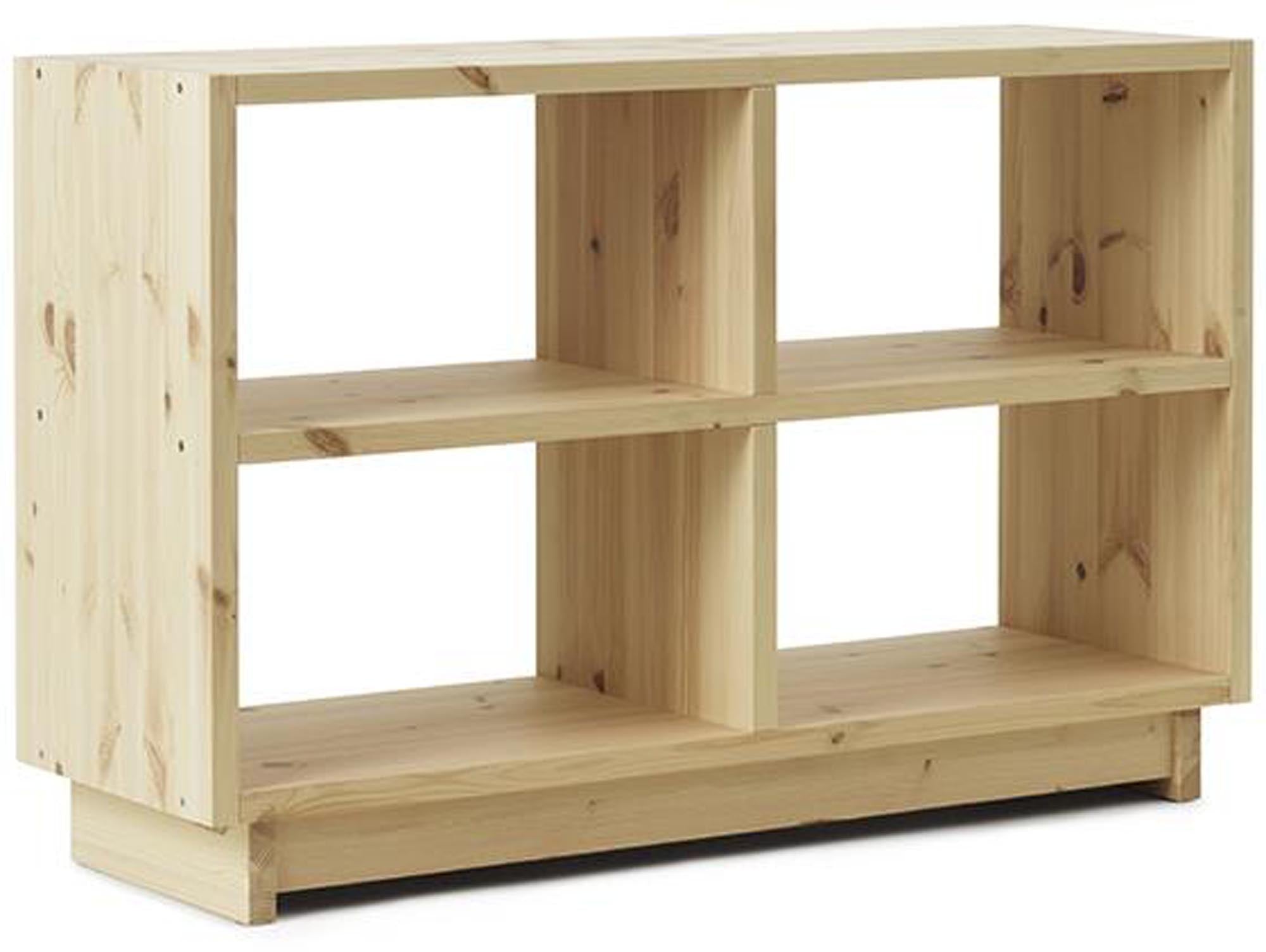 Erleben Sie das Plank Bücherregal Klein von Normann Copenhagen – ein elegantes, funktionales Möbelstück aus FSC®-zertifiziertem Kiefernholz.