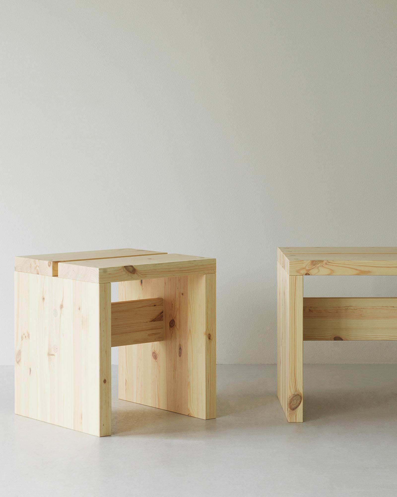 Der Stretch Hocker von Normann Copenhagen besticht durch minimalistisches Design, robuste Kieferndielen und vielseitige Einsatzmöglichkeiten.