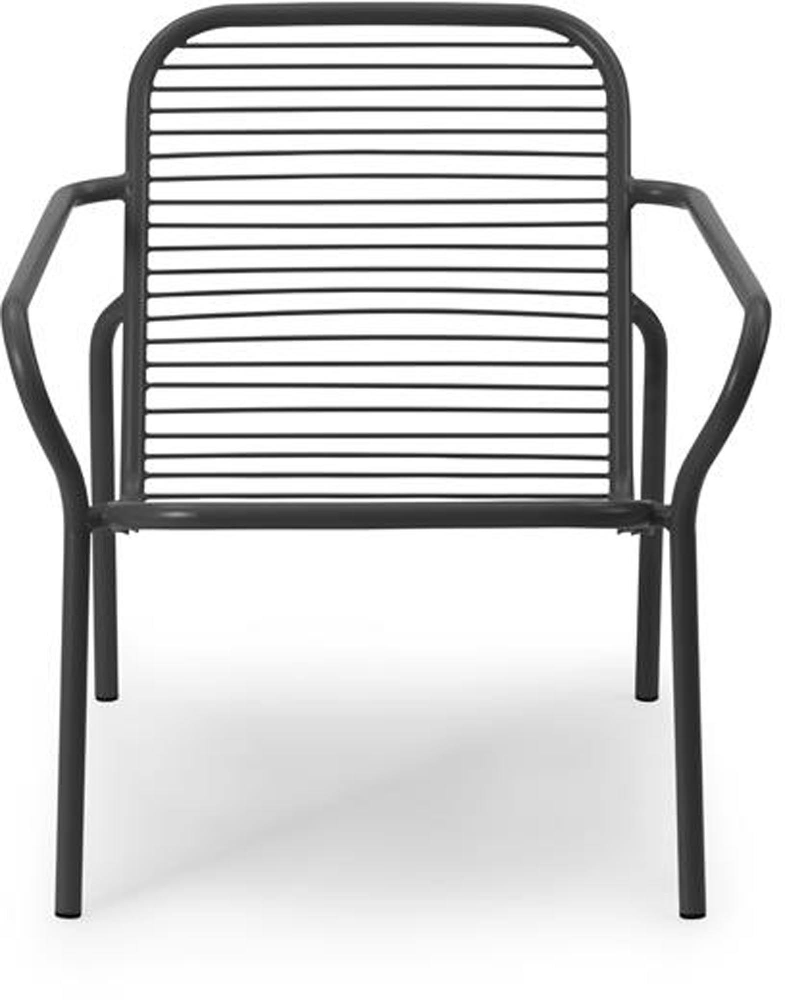Vig Lounge-Sessel von Normann Copenhagen: Eleganter, wetterfester Komfort aus robustem Stahl und Robinienholz, ideal für entspannte Stunden im Freien.