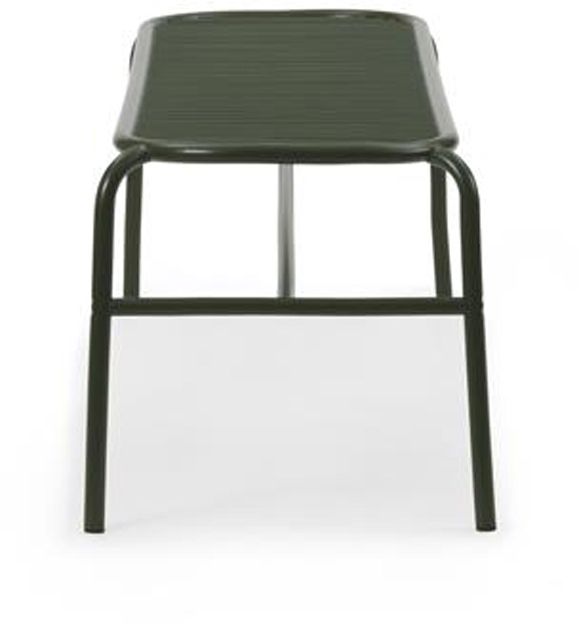 Entdecken Sie die Vig Bank von Normann Copenhagen: Eine stilvolle Kombination aus robustem Stahl und hochwertigem Holz, perfekt für jeden Außenbereich.