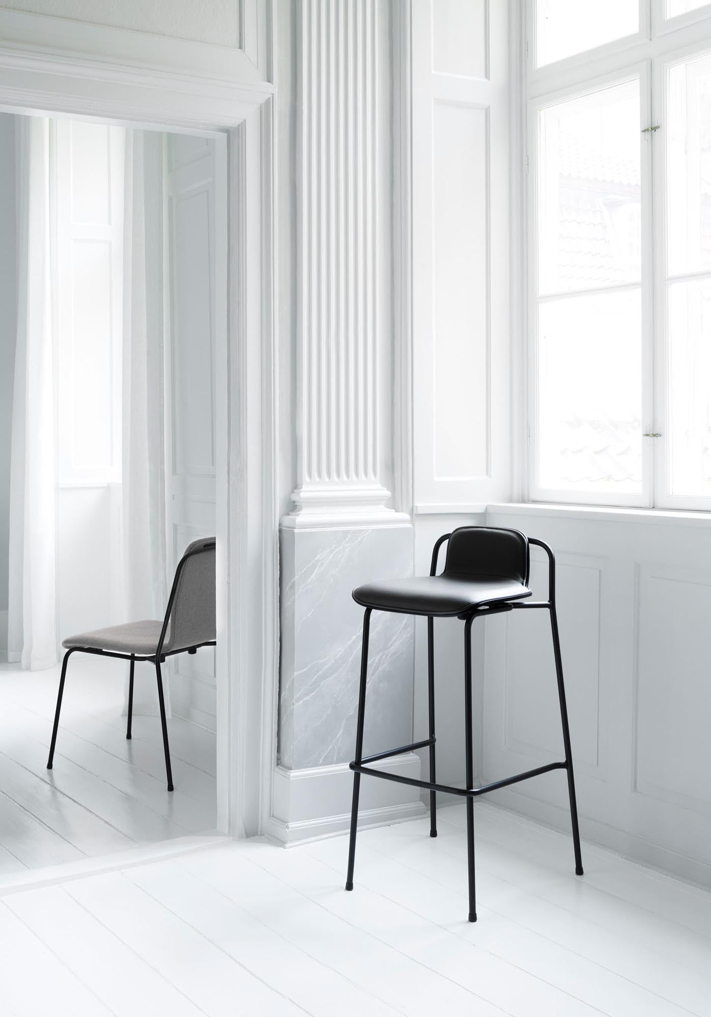 Eleganter Barstuhl mit 75 cm Sitzhöhe, schwarzem Stahlgestell und komfortablem Frontpolster. Ideal für moderne Küchen und Bars.