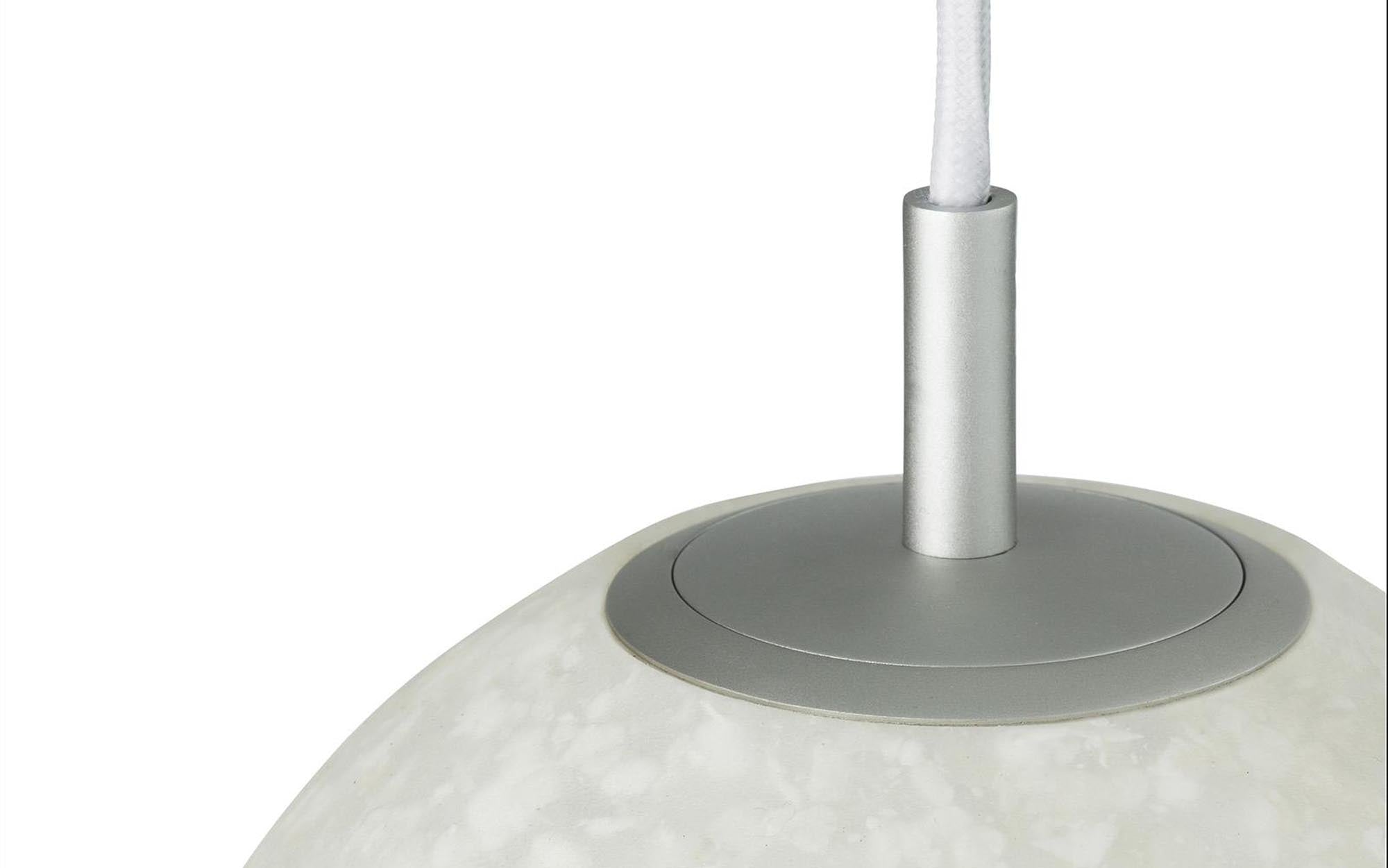 Entdecken Sie die Pix Pendelleuchte von Normann Copenhagen – ein elegantes Lichtobjekt, das modernes Flair in jeden Raum bringt.