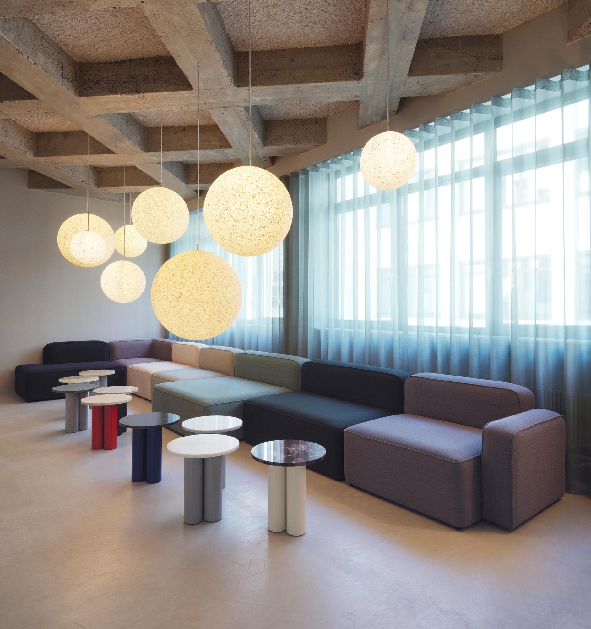 Entdecken Sie die Pix Pendelleuchte von Normann Copenhagen – ein stilvolles Design-Highlight, das jeden Raum mit warmem Licht erfüllt.