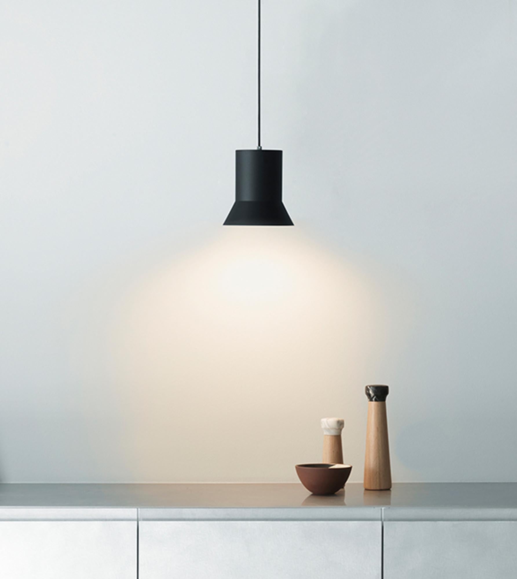 Stilvolle Hat Lampe Medium EU von Normann Copenhagen: Minimalistisches Design trifft auf innovative LED-Technologie für perfekte Beleuchtung.