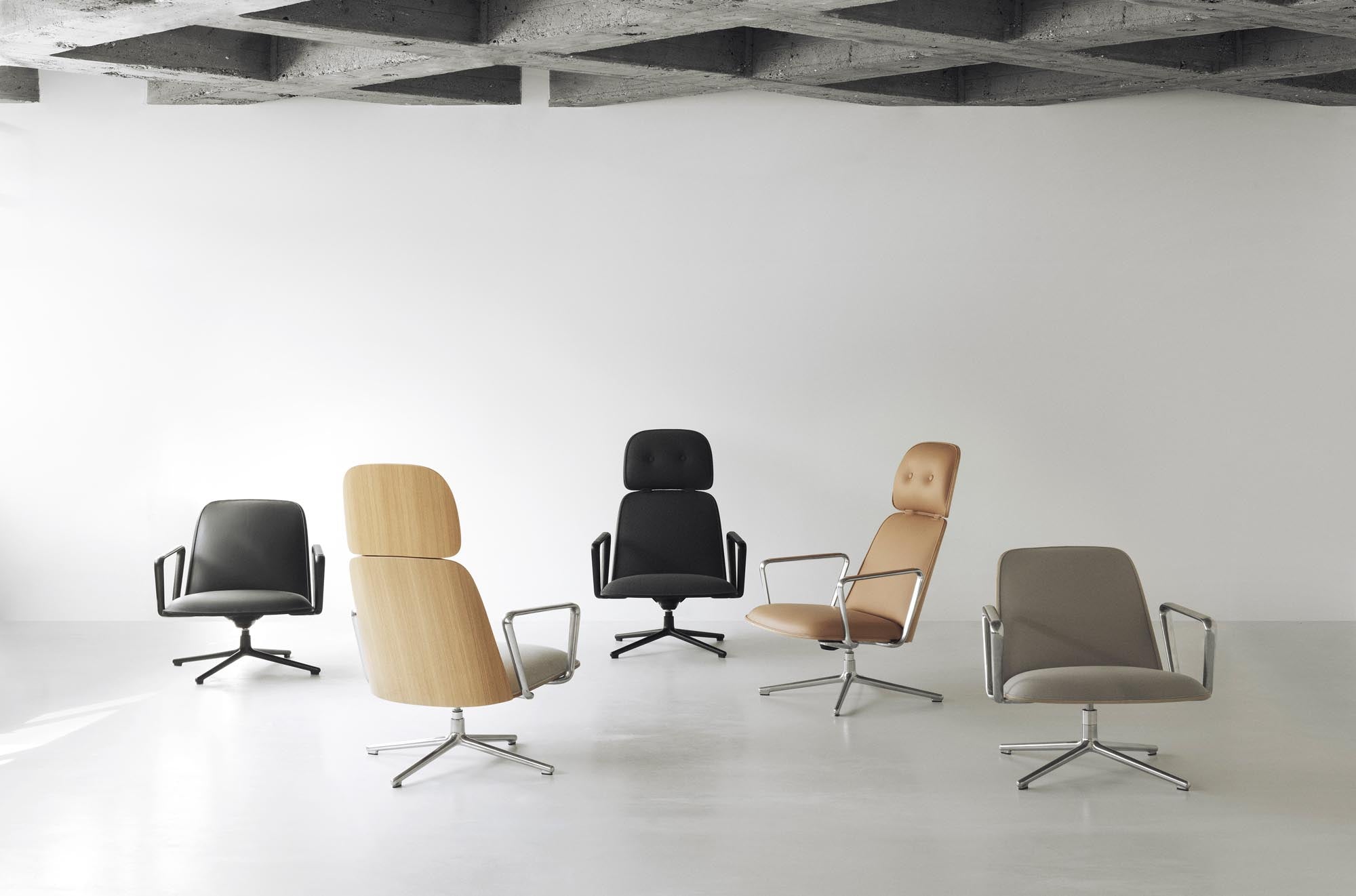 Eleganter Pad Drehsessel aus schwarzer Eiche, gepolstert, mit Stahlrahmen. Perfekt für moderne Lounges.