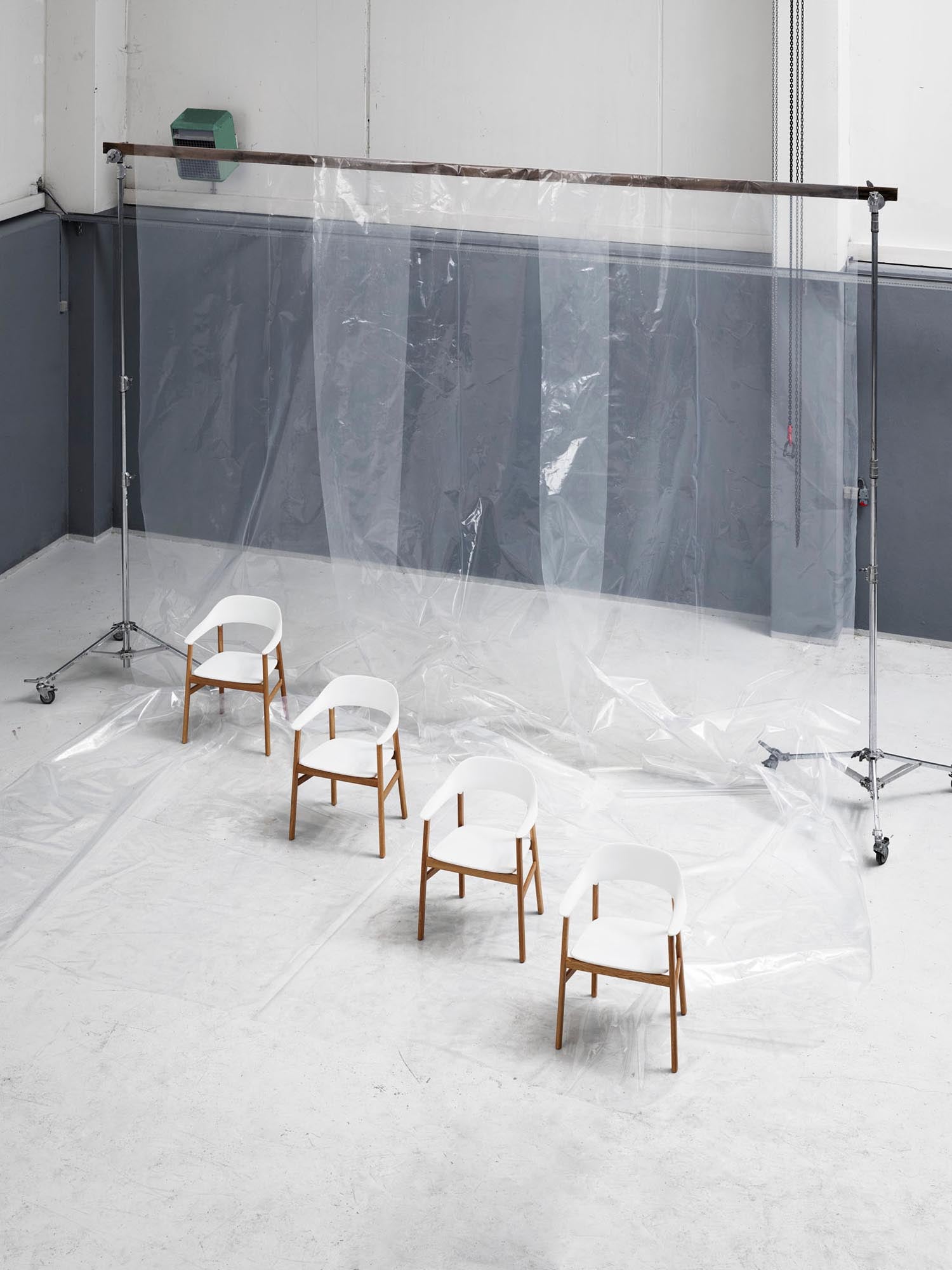 Eleganter Herit Lehnstuhl mit Armlehnen von Normann Copenhagen: Dänisches Design trifft auf modernen Komfort und hochwertige Materialien.