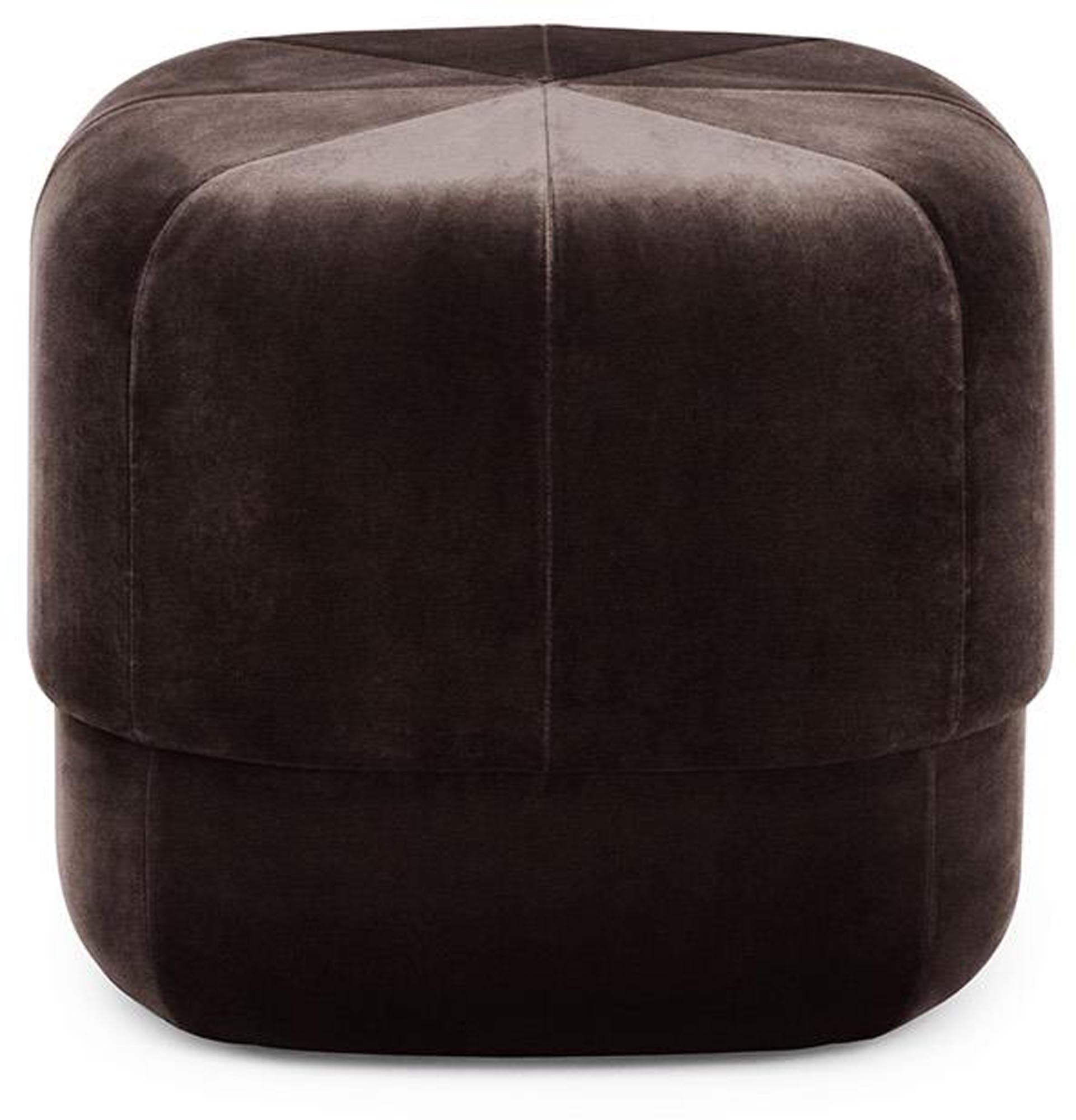 Entdecken Sie den Circus Pouf Klein coffee/Velour von Normann Copenhagen – skandinavisches Design, Komfort und Vielseitigkeit für Ihr Zuhause.
