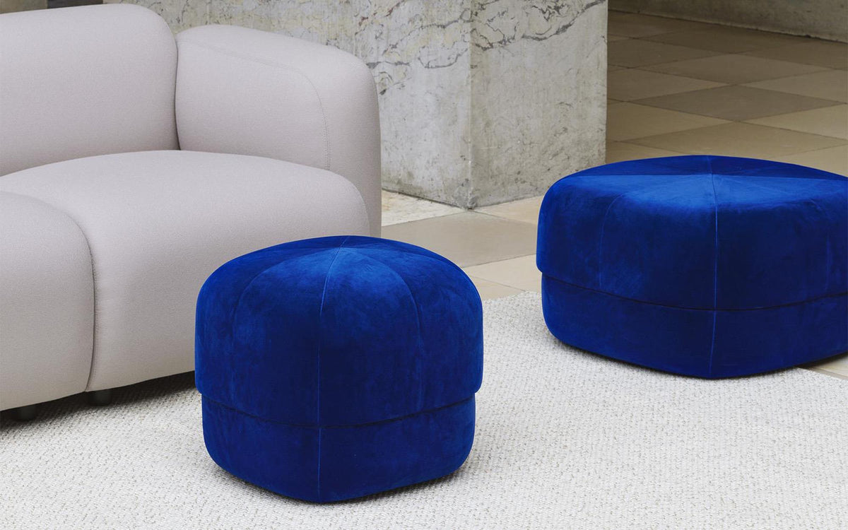 Circus Pouf Klein Electric blue/Velour in präsentiert im Onlineshop von KAQTU Design AG. Pouf ist von Normann Copenhagen