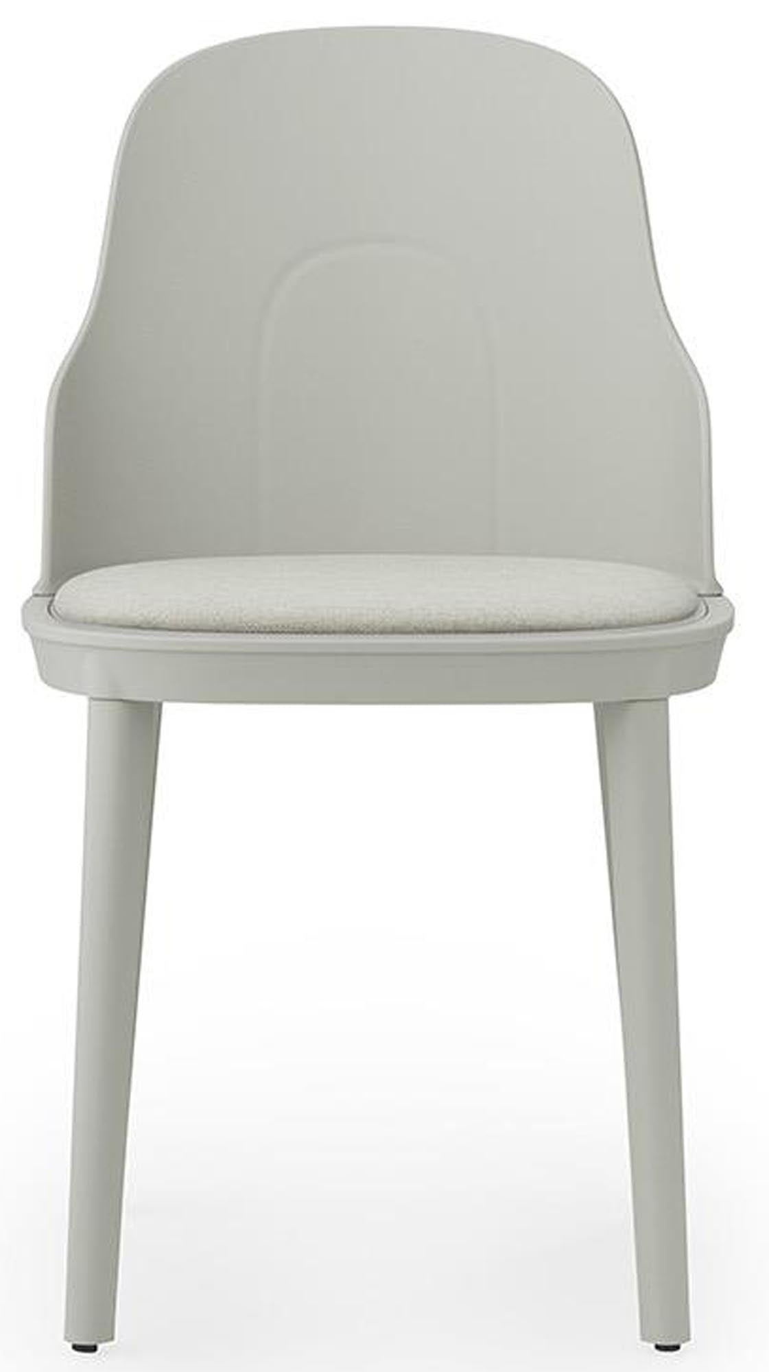 Entdecken Sie den eleganten Allez Stuhl in warmem Grau von Normann Copenhagen. Gepolstert mit Main Line Flax, vereint er Komfort und modernes Design.