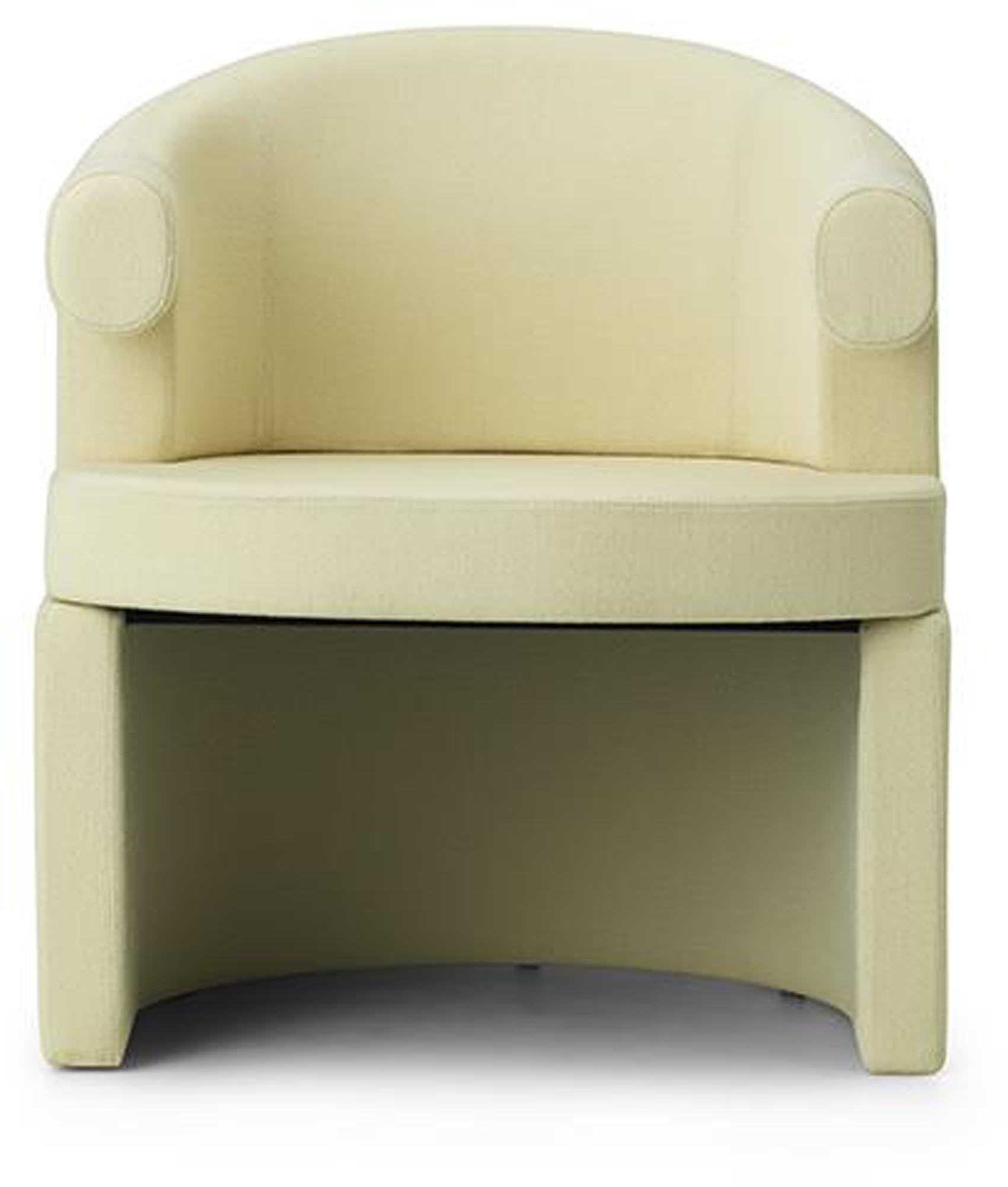 Erleben Sie den Burra Stuhl von Normann Copenhagen – ein elegantes Designhighlight, das Komfort und skandinavische Ästhetik perfekt kombiniert.