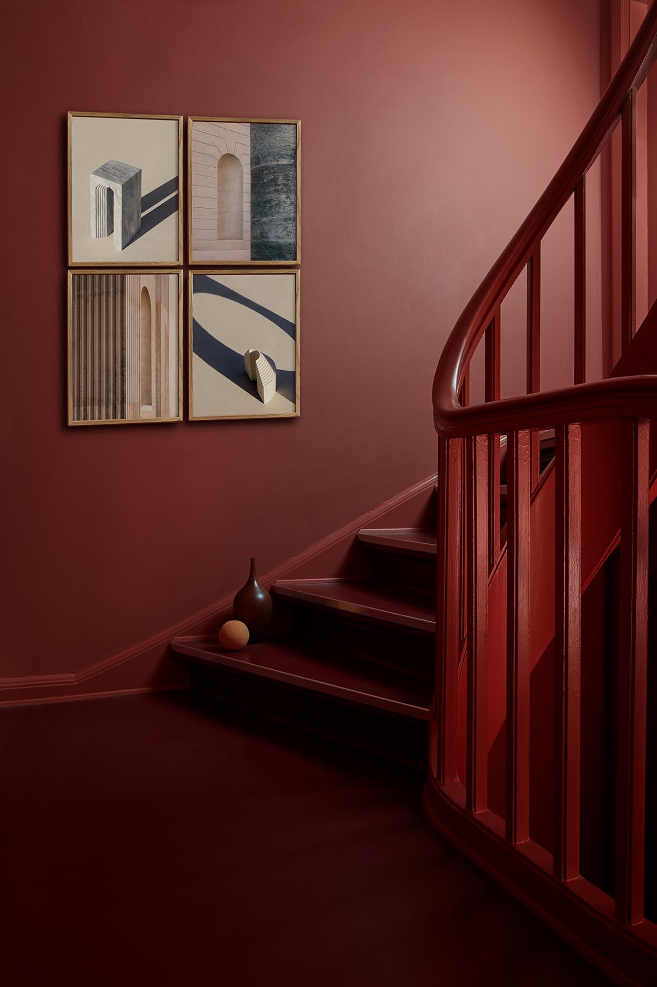 Entdecken Sie den Neoclassic I Kunstdruck von Paper Collective – ein harmonisches Kunstwerk, das klassische und moderne Designelemente vereint.