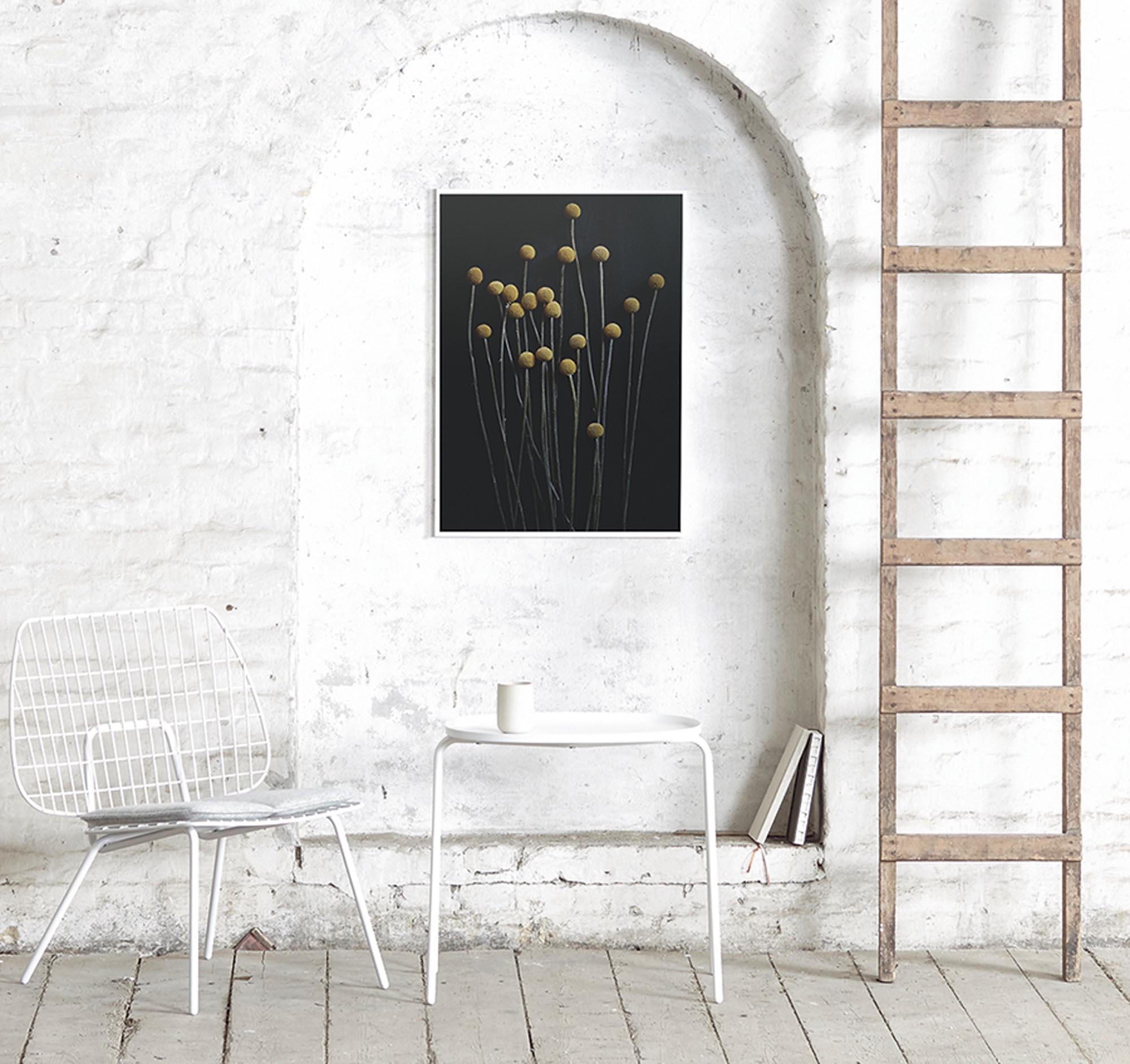 Entdecken Sie den eleganten Kunstdruck Still Life 01 von Paper Collective – ein stilvolles Kunstwerk, das jedem Raum Charakter verleiht.