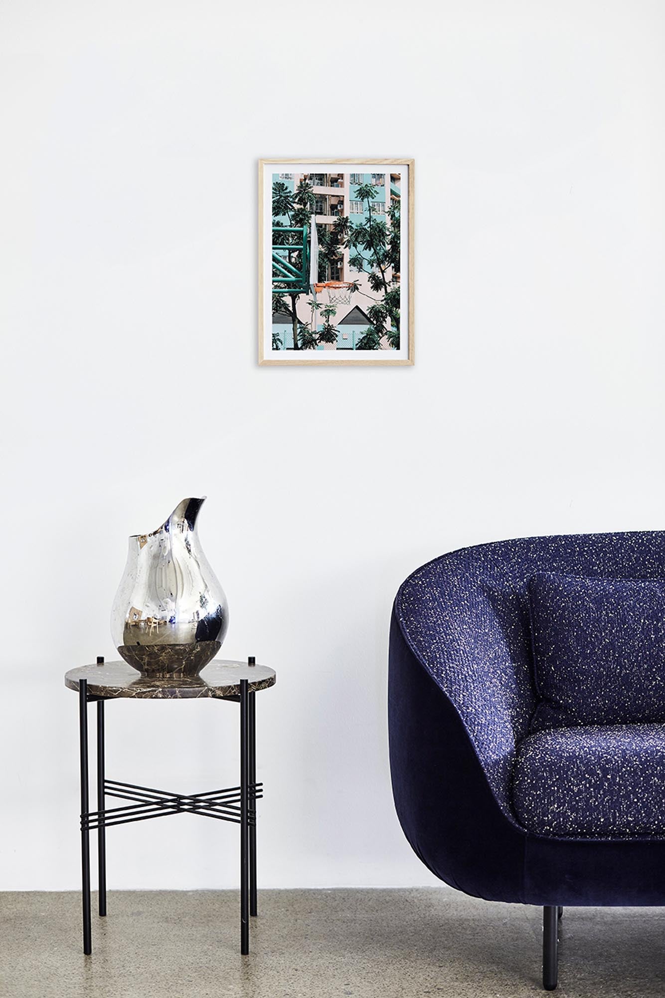 Entdecken Sie "Cities of Basketball 01, Hong Kong" – ein faszinierender Kunstdruck von Paper Collective, der die Energie und Leidenschaft des Basketballs in Hongkong widerspiegelt.