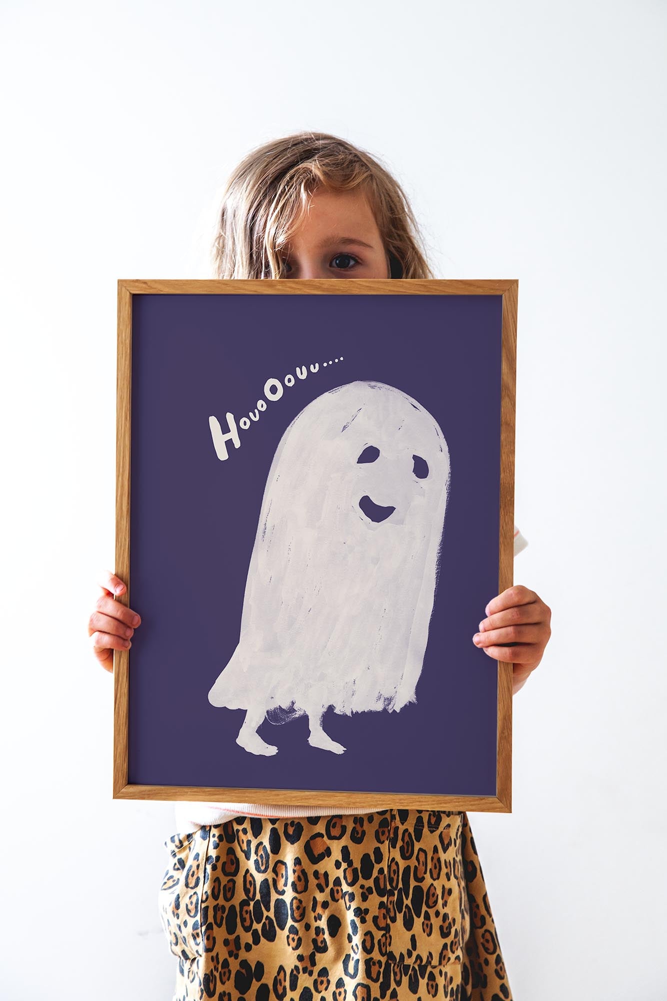 Entdecken Sie den HouoOouu Kunstdruck von Paper Collective: Ein stilvolles Kunstwerk mit kräftigen Farben, das umweltbewusst gestaltet ist und jeden Raum aufwertet.