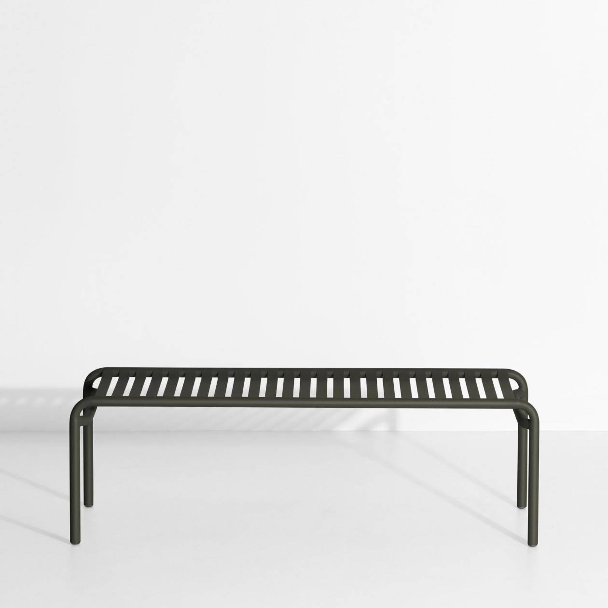 Der Week-End Coffee Table large von Petite Friture: stilvoller, wetterfester Aluminiumtisch mit Anti-UV-Beschichtung, ideal für Outdoor-Entspannung.