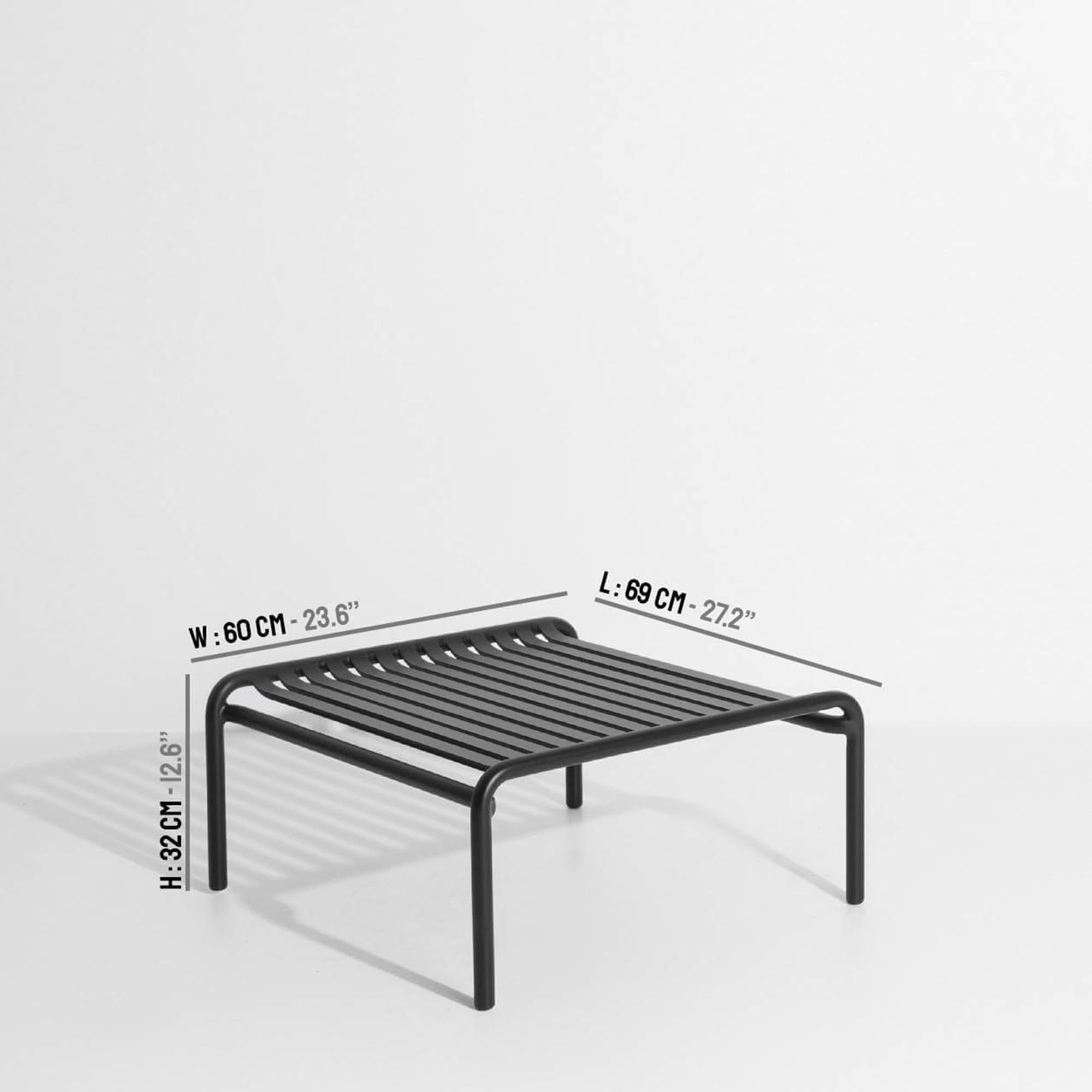 Kompakter Week-End Coffee Table small von Petite Friture: Perfekt für entspannte Stunden im Freien, elegant und wetterfest.