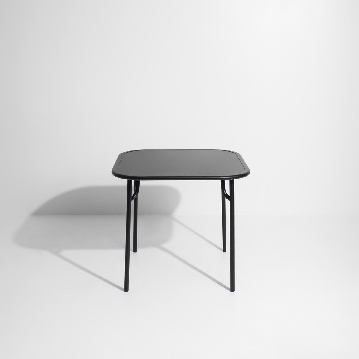 Week-End Coffee Table small in Black präsentiert im Onlineshop von KAQTU Design AG. Loungetisch ist von Petite Friture