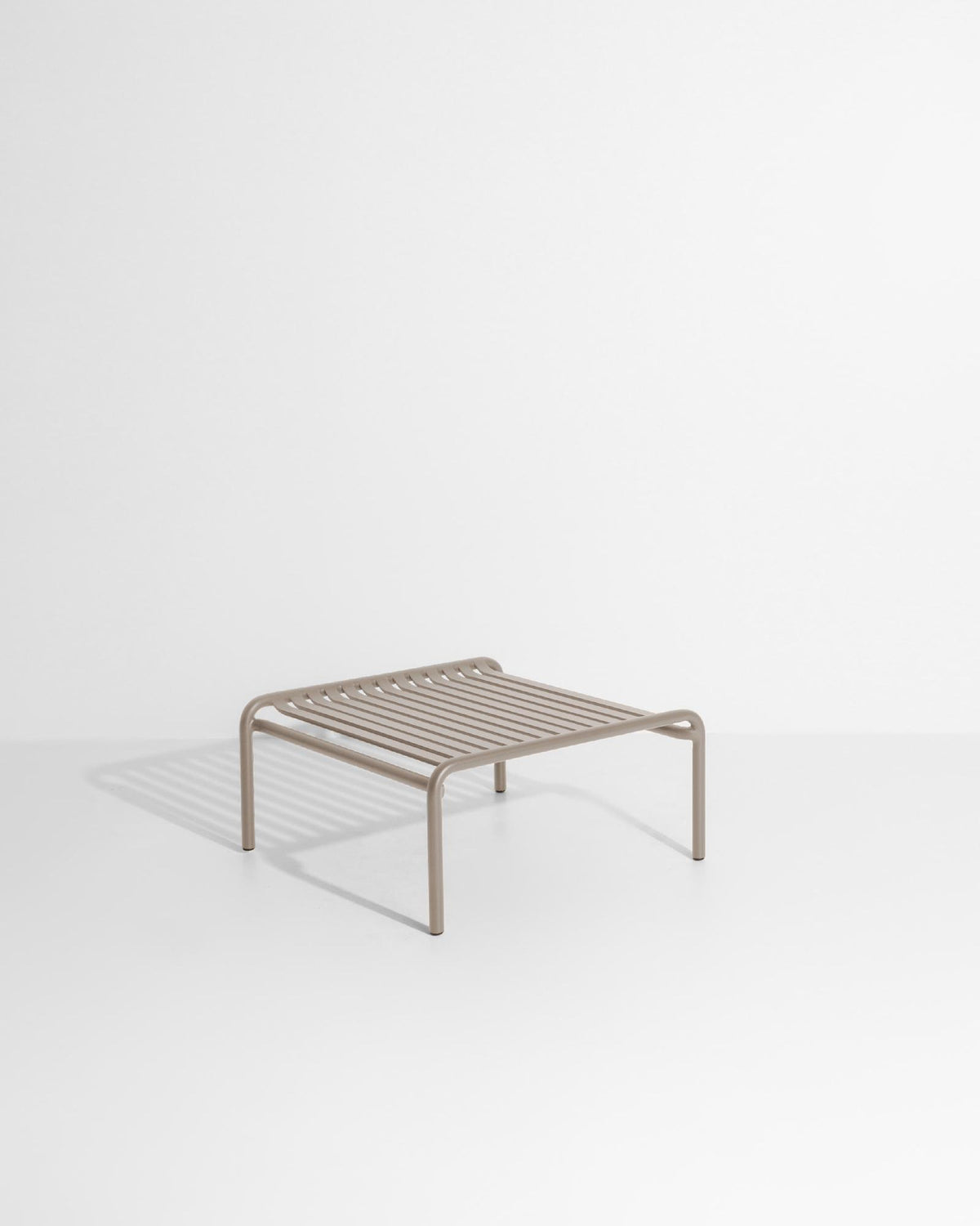 Week-End Coffee Table small in Blue präsentiert im Onlineshop von KAQTU Design AG. Loungetisch ist von Petite Friture