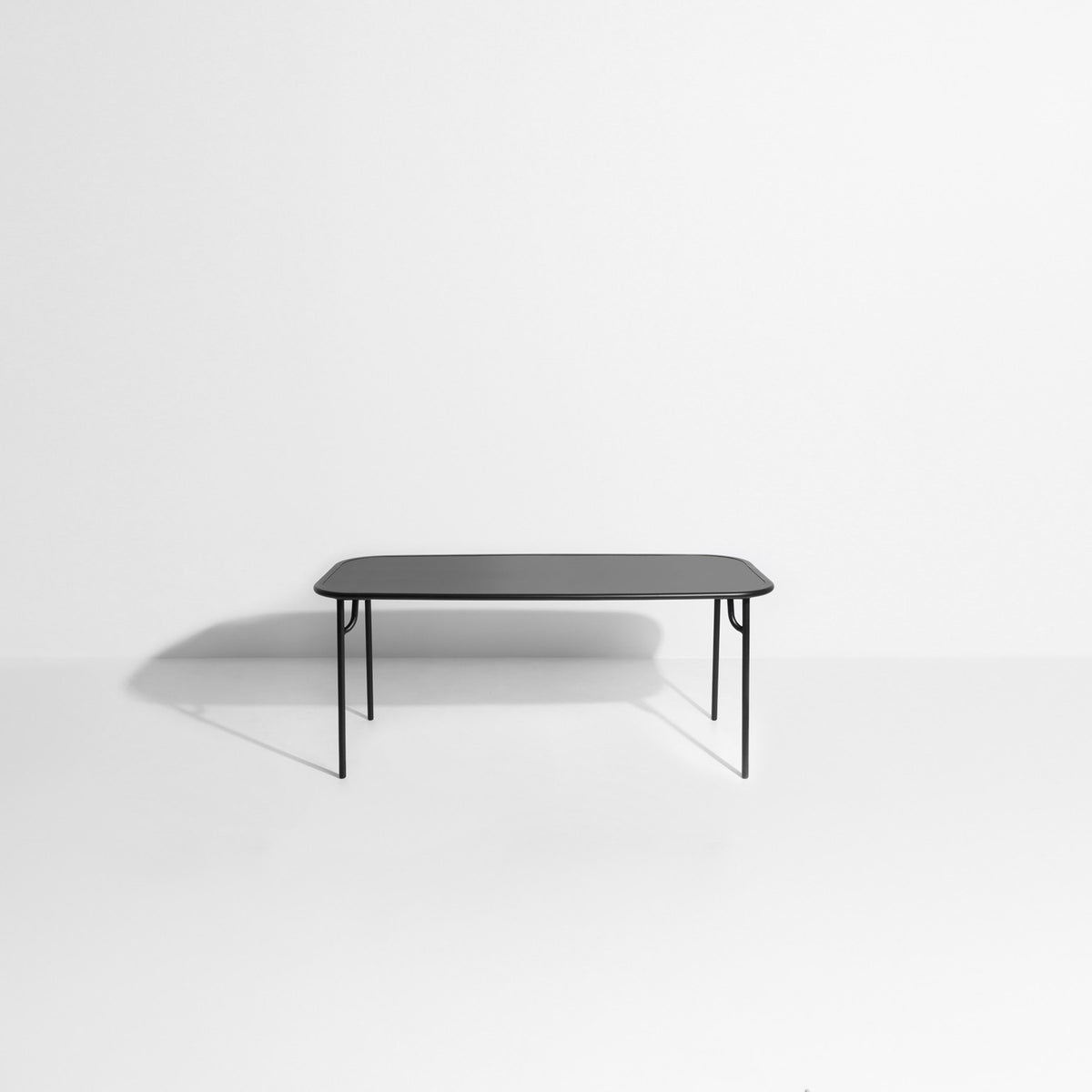 Week-End Tisch Medium in Black präsentiert im Onlineshop von KAQTU Design AG. Gartentisch ist von Petite Friture
