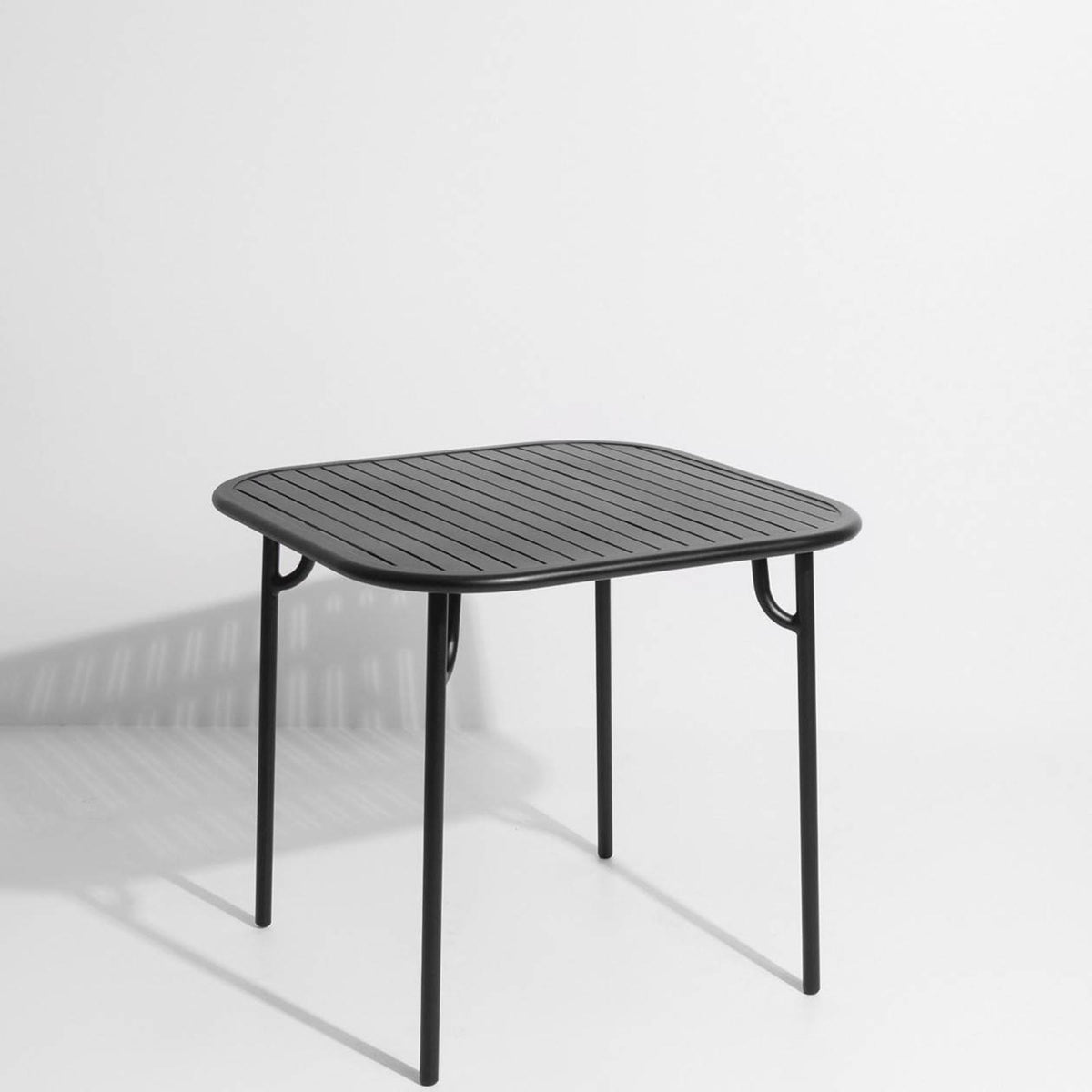 Week-End Tisch Small in Black präsentiert im Onlineshop von KAQTU Design AG. Gartentisch ist von Petite Friture