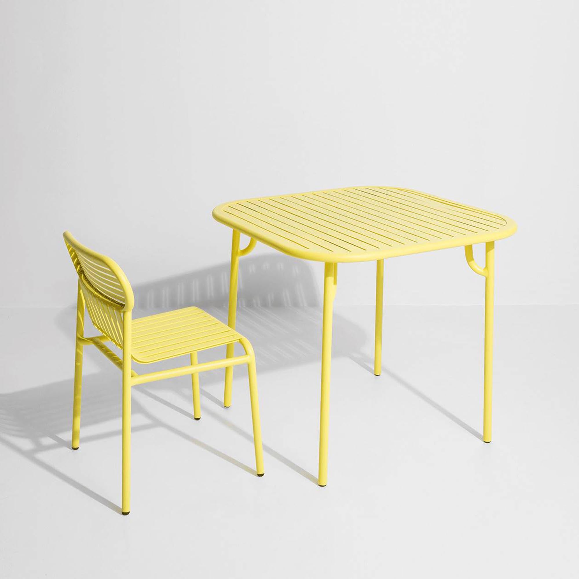 Der Week-End Tisch Small von Petite Friture vereint modernes Design mit Funktionalität und ist ideal für gemütliche Abende im Freien.