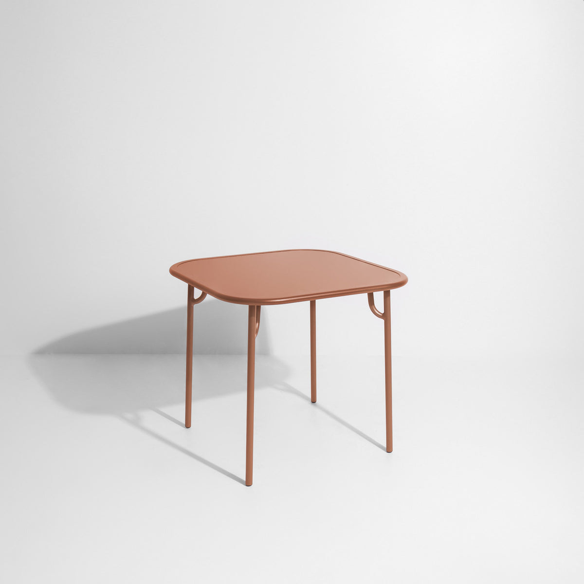 Week-End Dining Table in Terracotta präsentiert im Onlineshop von KAQTU Design AG. Gartentisch ist von Petite Friture