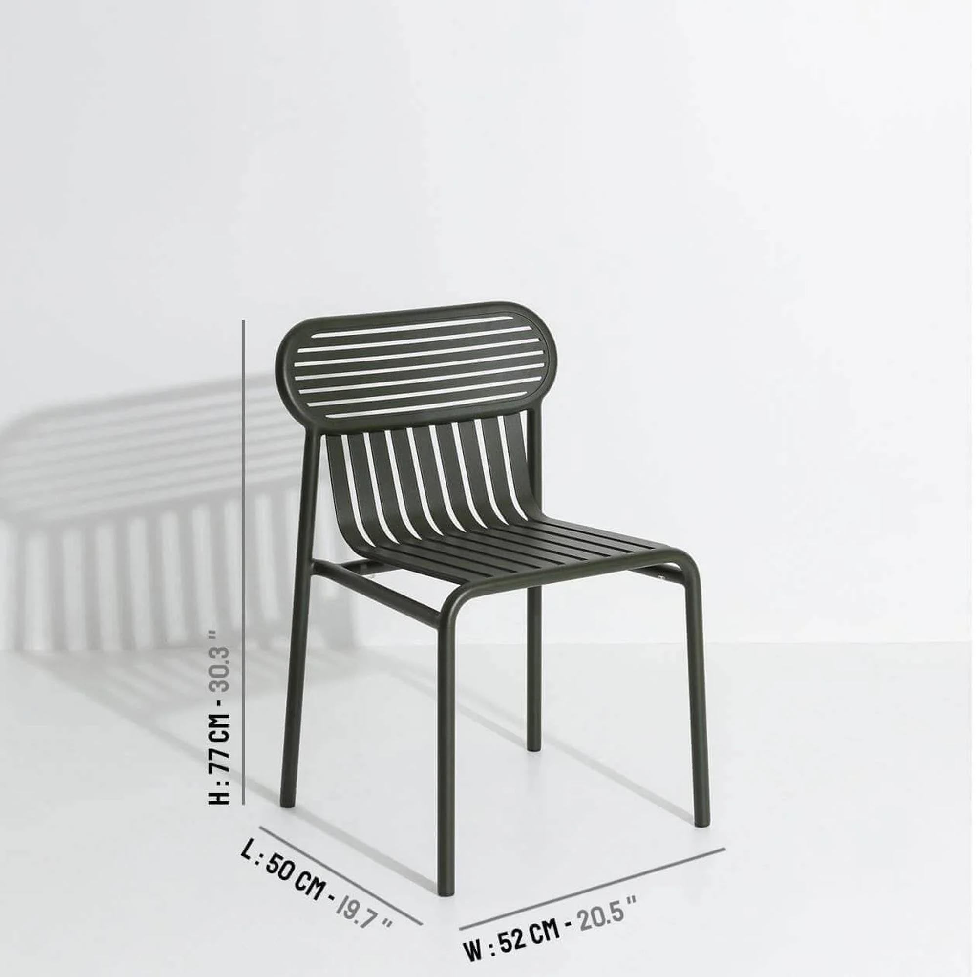 Entspannen Sie stilvoll im Week-End Gartenstuhl von Petite Friture – ein eleganter Begleiter für Ihre Outdoor-Oase.