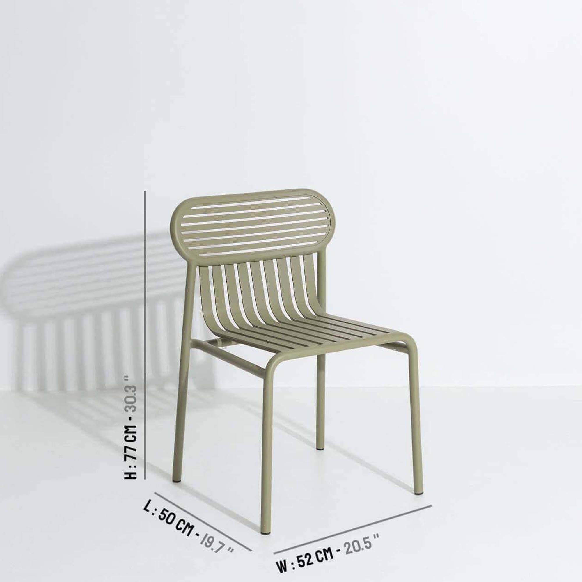 Entdecken Sie den Week-End Gartenstuhl von Petite Friture – ein stilvolles Möbelstück, das Komfort und Design für Ihre Terrasse vereint.