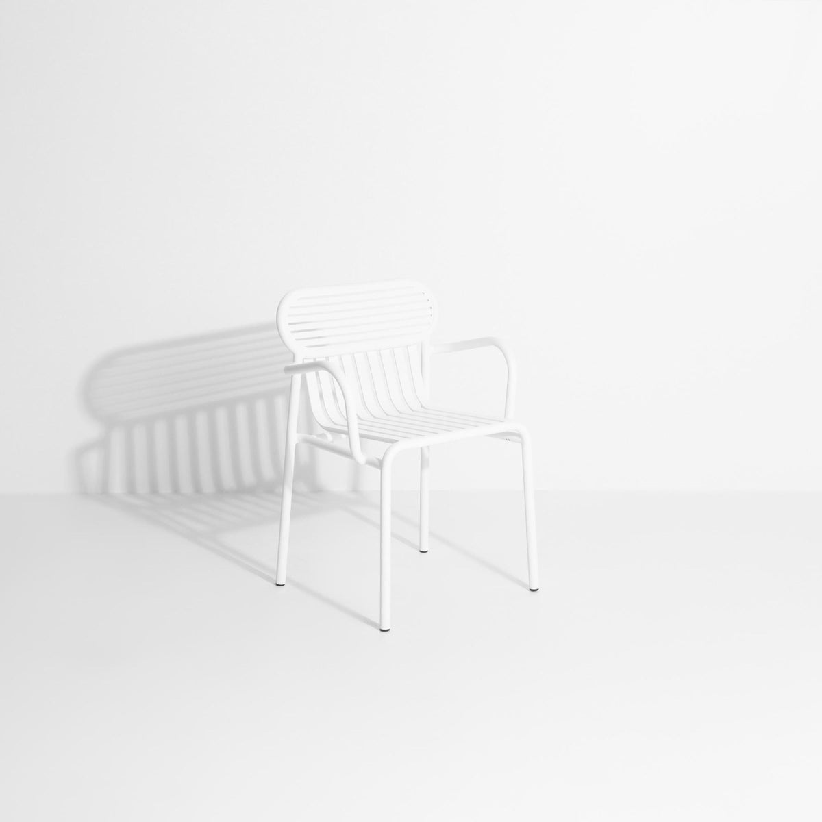Week-End Gartenstuhl mit Armlehne in White präsentiert im Onlineshop von KAQTU Design AG. Gartenstuhl mit Armlehnen ist von Petite Friture