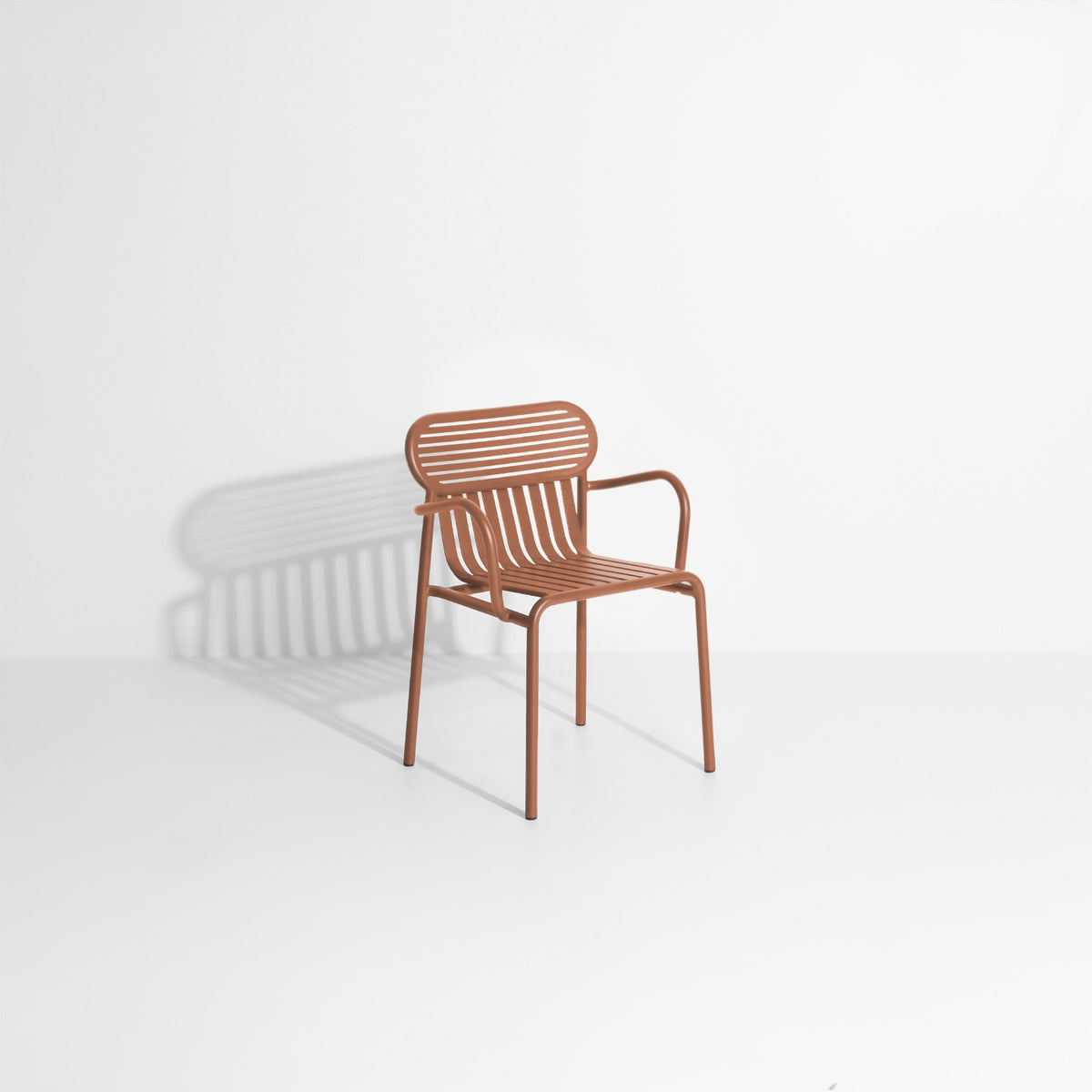 Week-End Gartenstuhl mit Armlehne in Terracotta präsentiert im Onlineshop von KAQTU Design AG. Gartenstuhl mit Armlehnen ist von Petite Friture